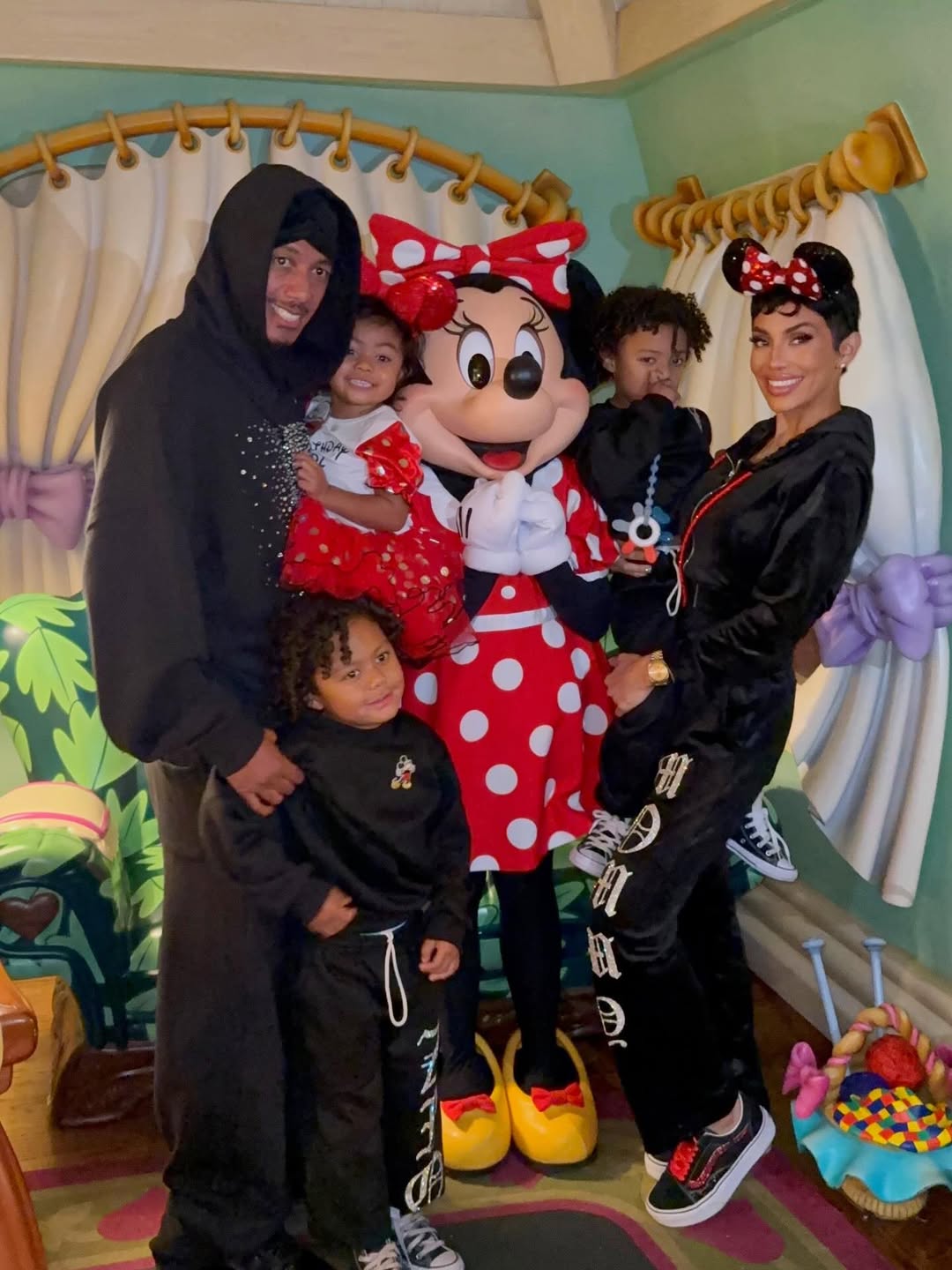 Nick Cannon is with some of his children from a post dated November 13, 2025. | Source: Instagram/hiabbydelarosa
