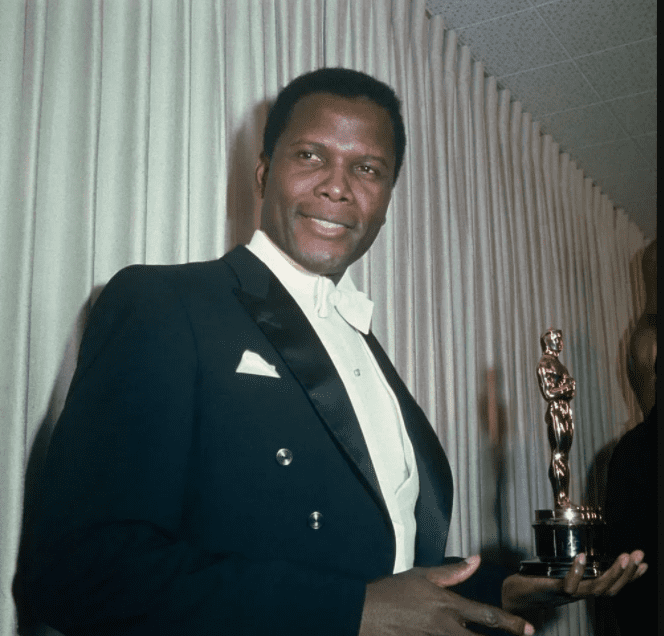 Sidney Poitier holding his Academy Award circa the 1960s | Source: Getty Images