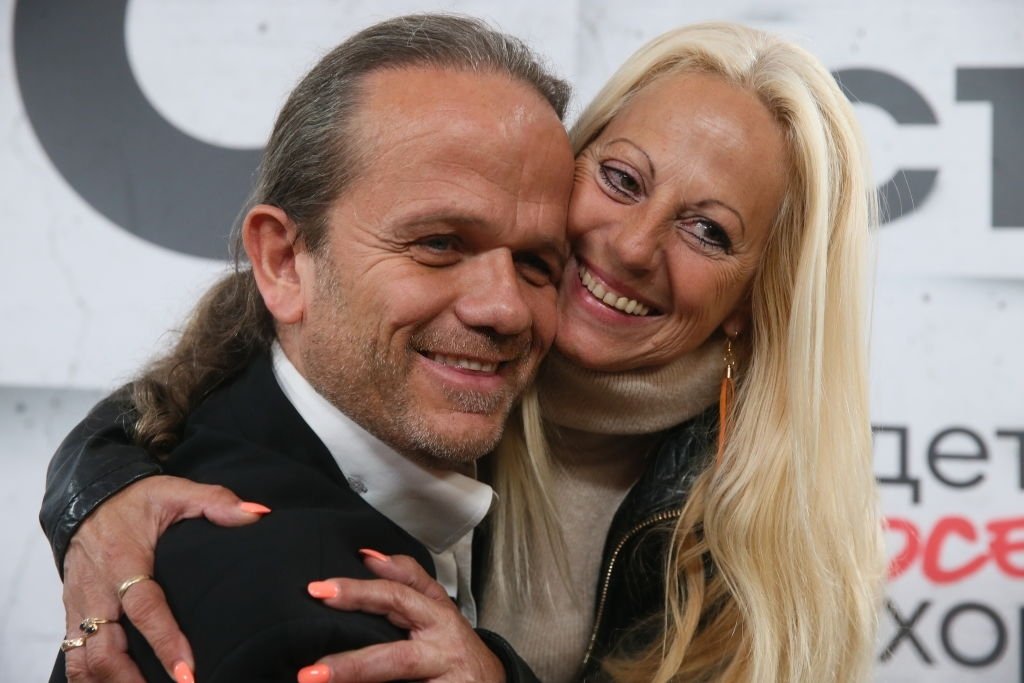 MOSCOU, RUSSIE 29 AOUT 2019 : l'acteur français André Bouchet connu pour son rôle de Passe-Partout avec sa femme Patricia lors d'une soirée de présentation des nouveaux projets de "CTC TV Channel". | Photo : Getty Images