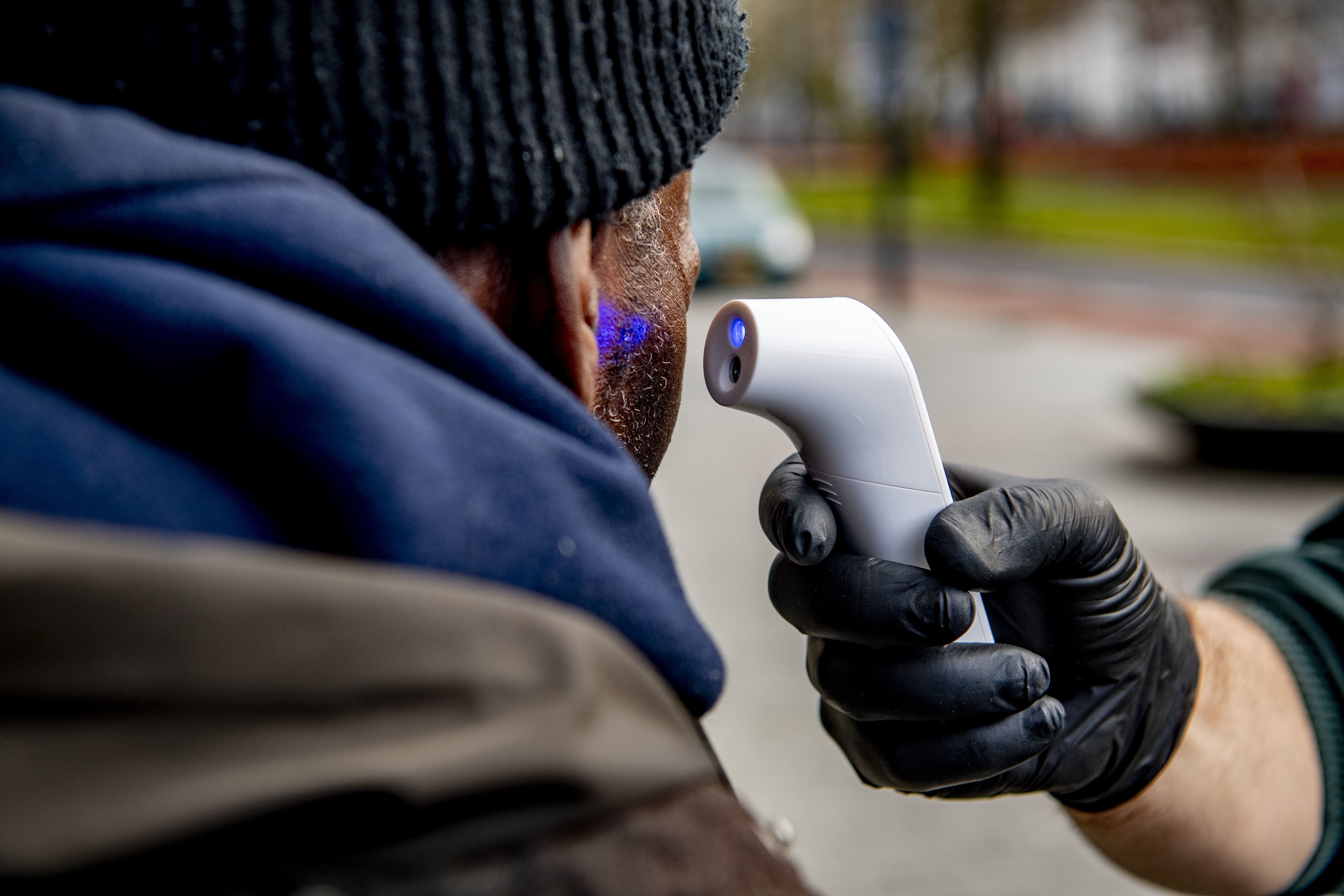 Trabajador verificando la temperatura de una persona. | Foto: Getty Images