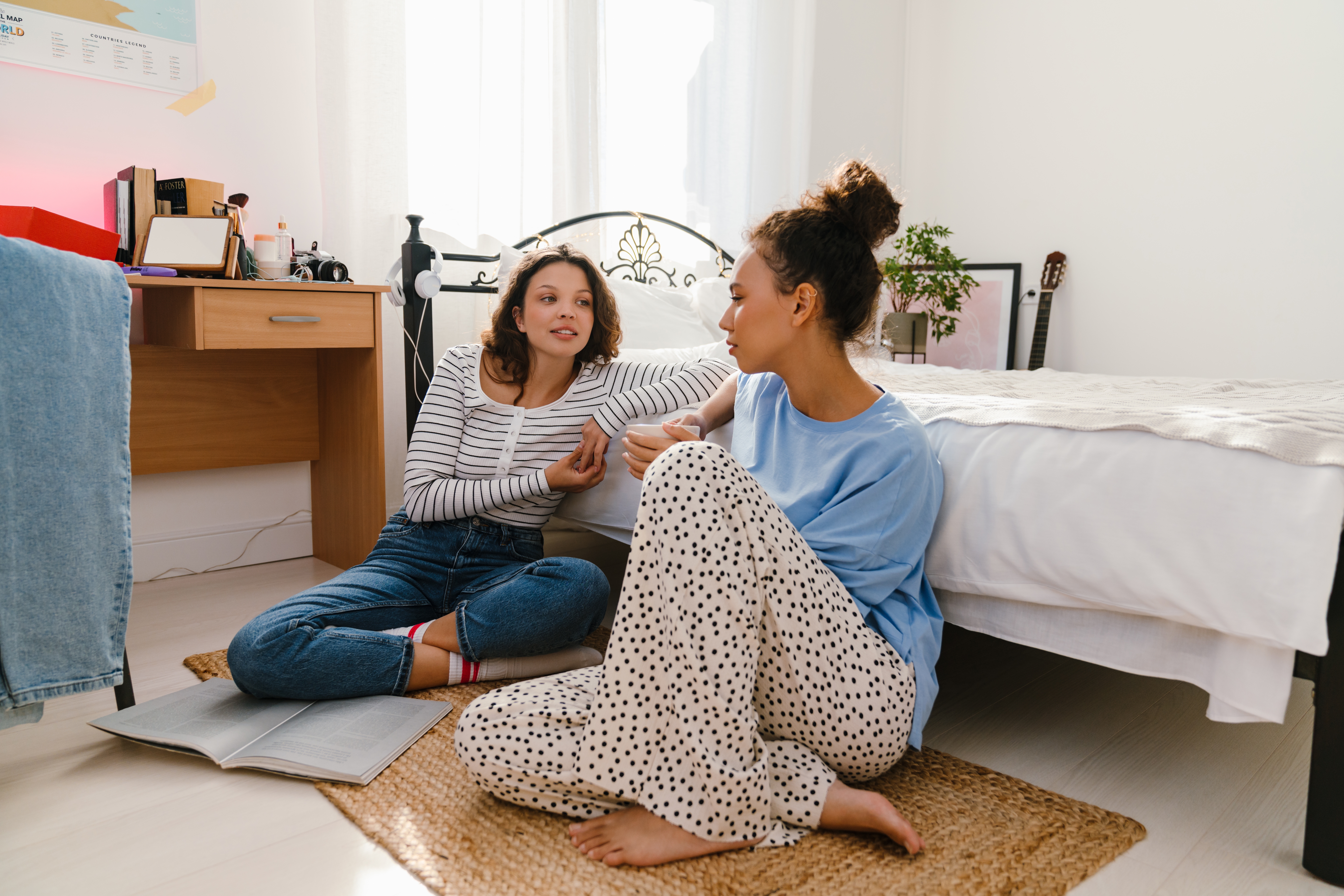 Dos mujeres hablando en el dormitorio. | Foto: Shutterstock