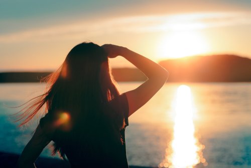 Silueta de una joven soñadora mirando el horizonte. | Fuente: Shutterstock