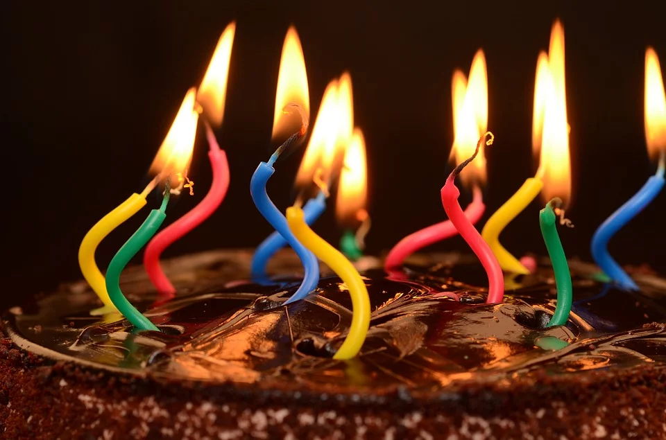 Velas encendidas sobre un pastel de cumpleaños. | Foto: Pixabay
