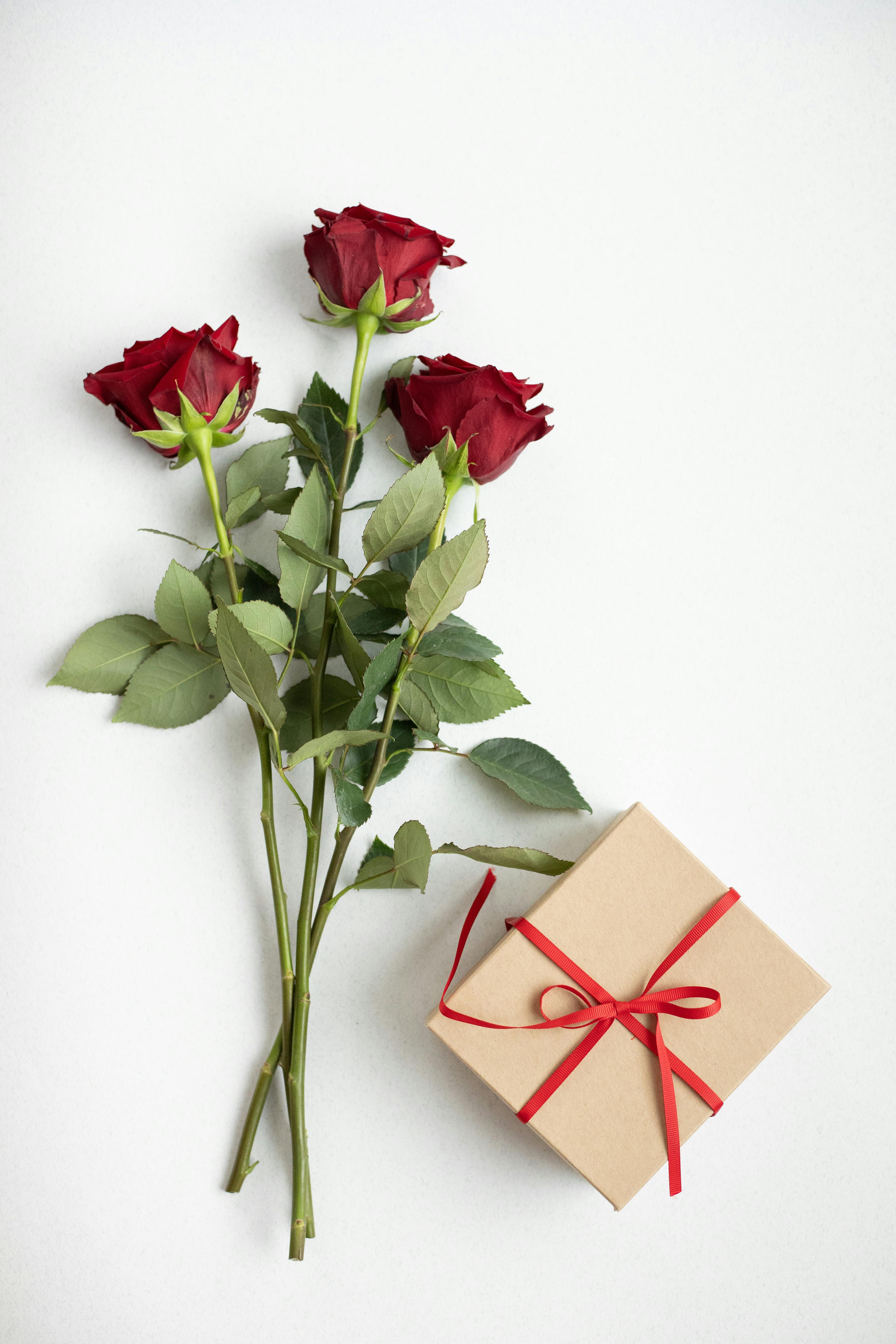 A gift box and some roses | Source: Pexels