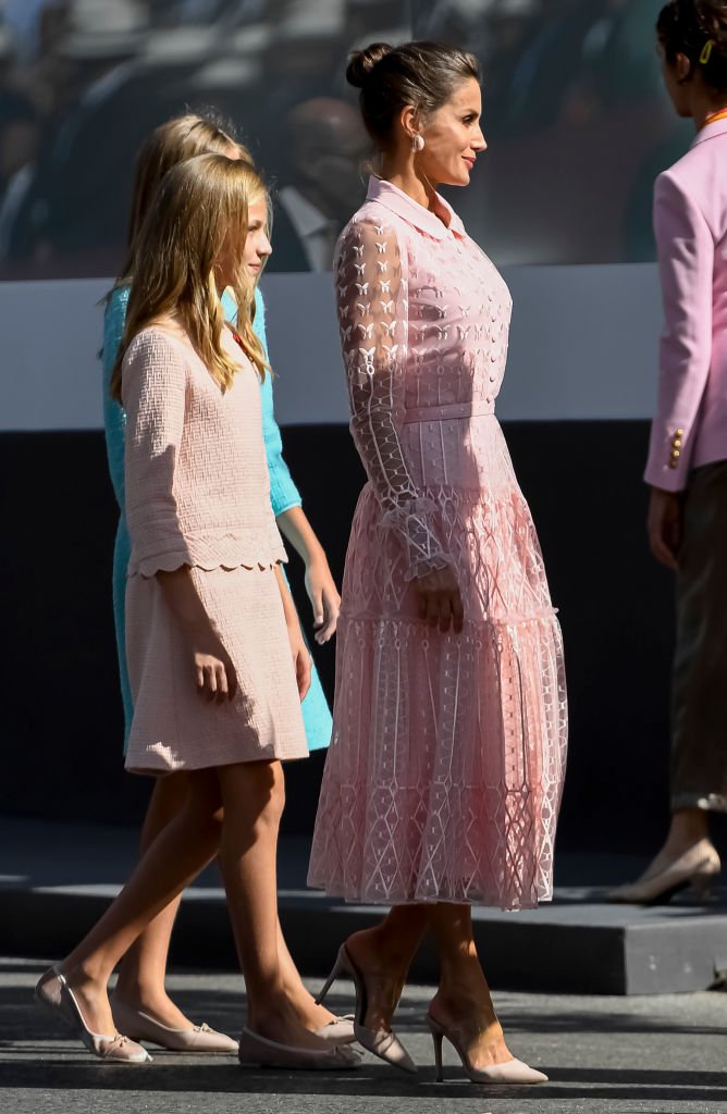 La Reina Letizia, la Princesa Leonor y la Princesa Sofía en el Desfile Militar del Día Nacional el 12 de octubre de 2019 en Madrid, España. | Imagen: Getty Images La Reina Letizia, la Princesa Leonor y la Princesa Sofía en el Desfile Militar del Día Nacional el 12 de octubre de 2019 en Madrid, España. | Imagen: Getty Images