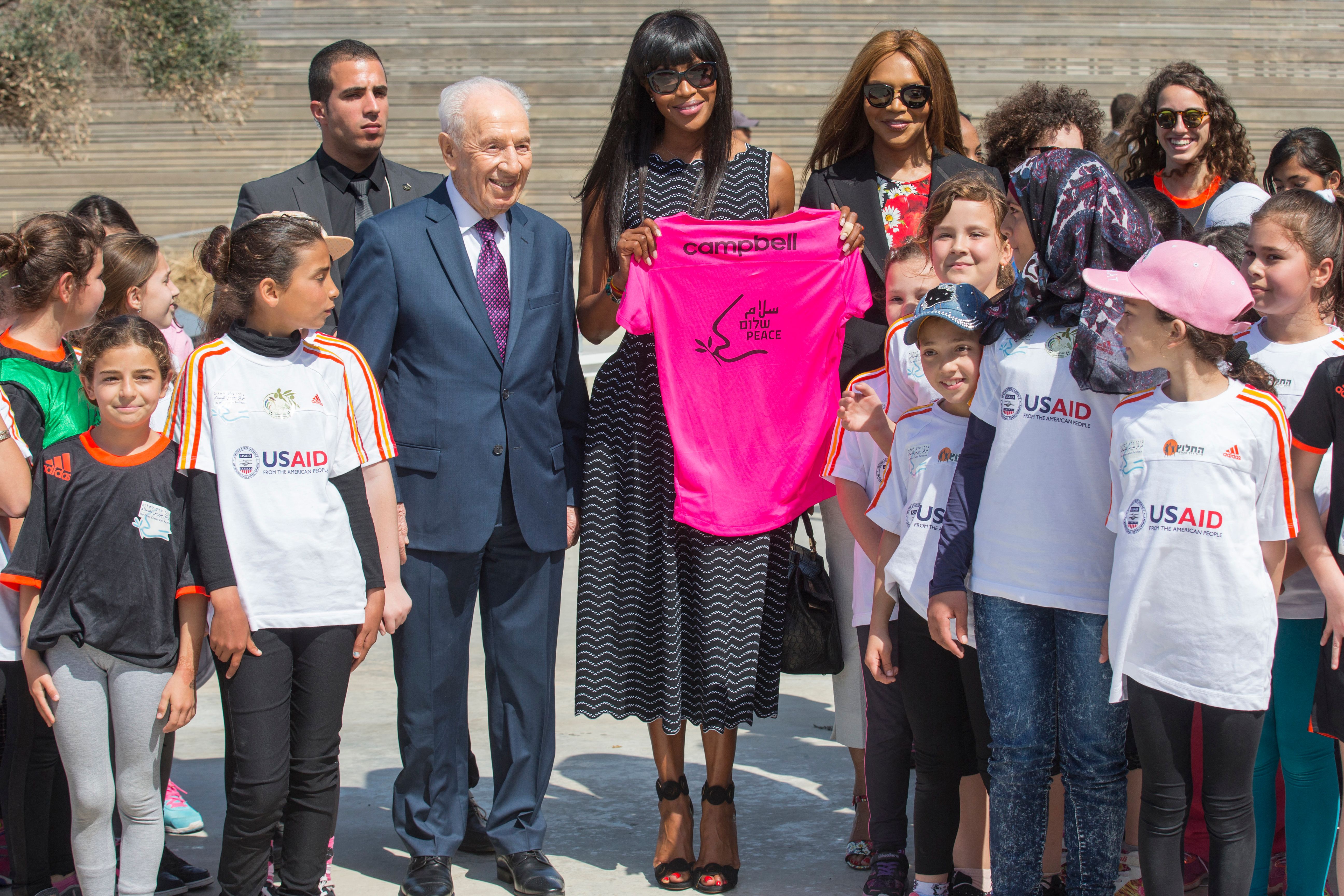 (L-R) Former Israeli president Shimon Peres, Naomi Campbell and her mother Valerie Morris during a meeting with children at the Peres Center for Peace on March 8, 2016 in Tel Aviv | Source: Getty Images
