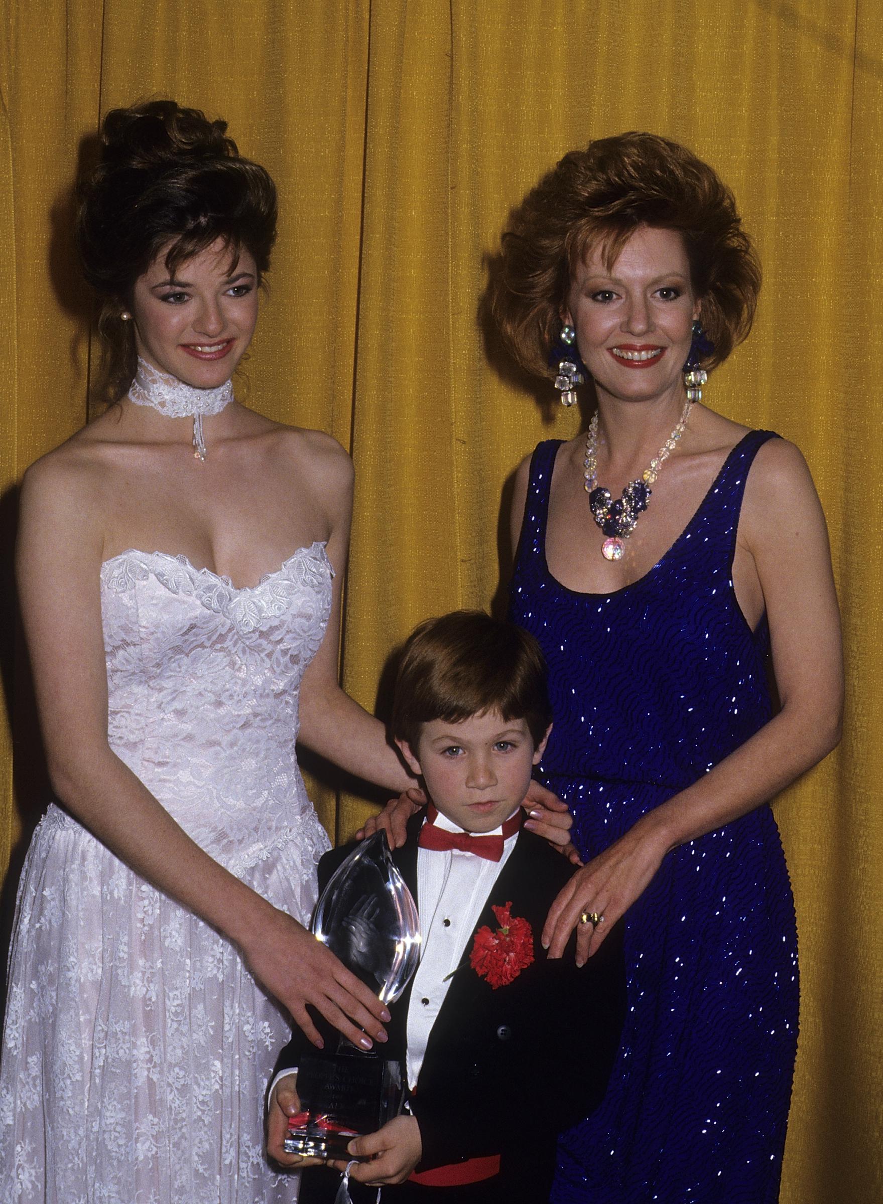 Andrea Elson, Anne Schedeen, and Benji Gregory attend the 13th Annual People's Choice Awards at the Santa Monica Civic Auditorium in California on March 15, 1987. | Source: Getty Images