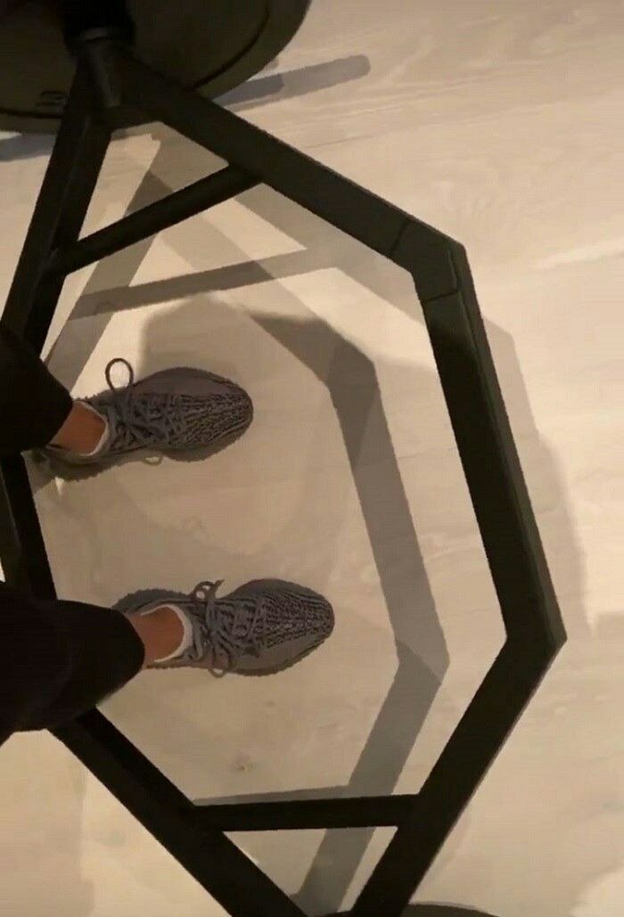 Showing a picture of her Yezzy sneaker in between weights, Kim Kardashian shares her morning workout routine | Source: instagram.com/kimkardashian