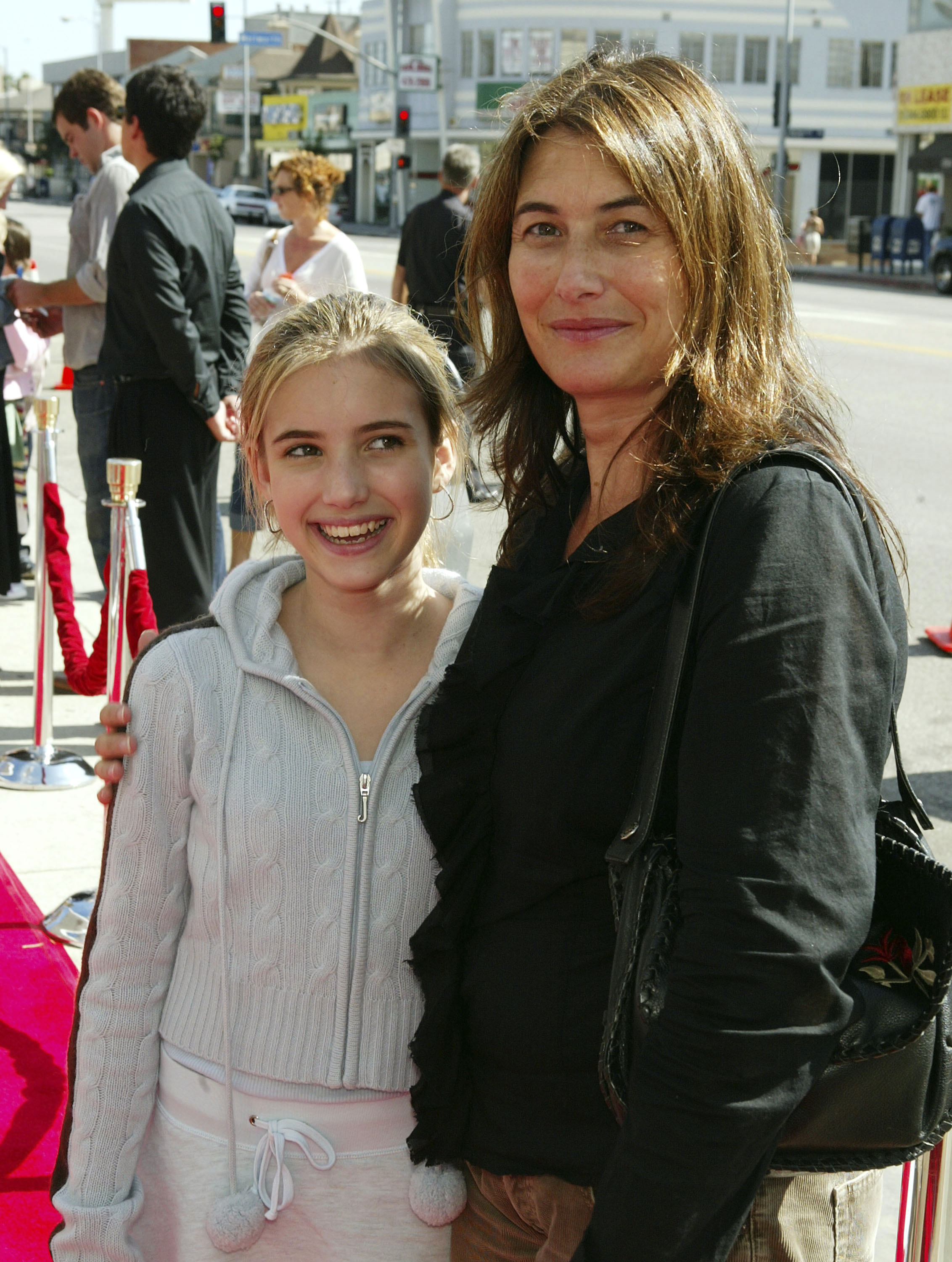 Actress Emma Roberts, niece of actress Julia Roberts, and her mother Kelly Cunningham arrive at the world premiere of "Grand Champion" at the Crest Theatre on August 22, 2004 in Los Angeles, California | Source: Getty Images