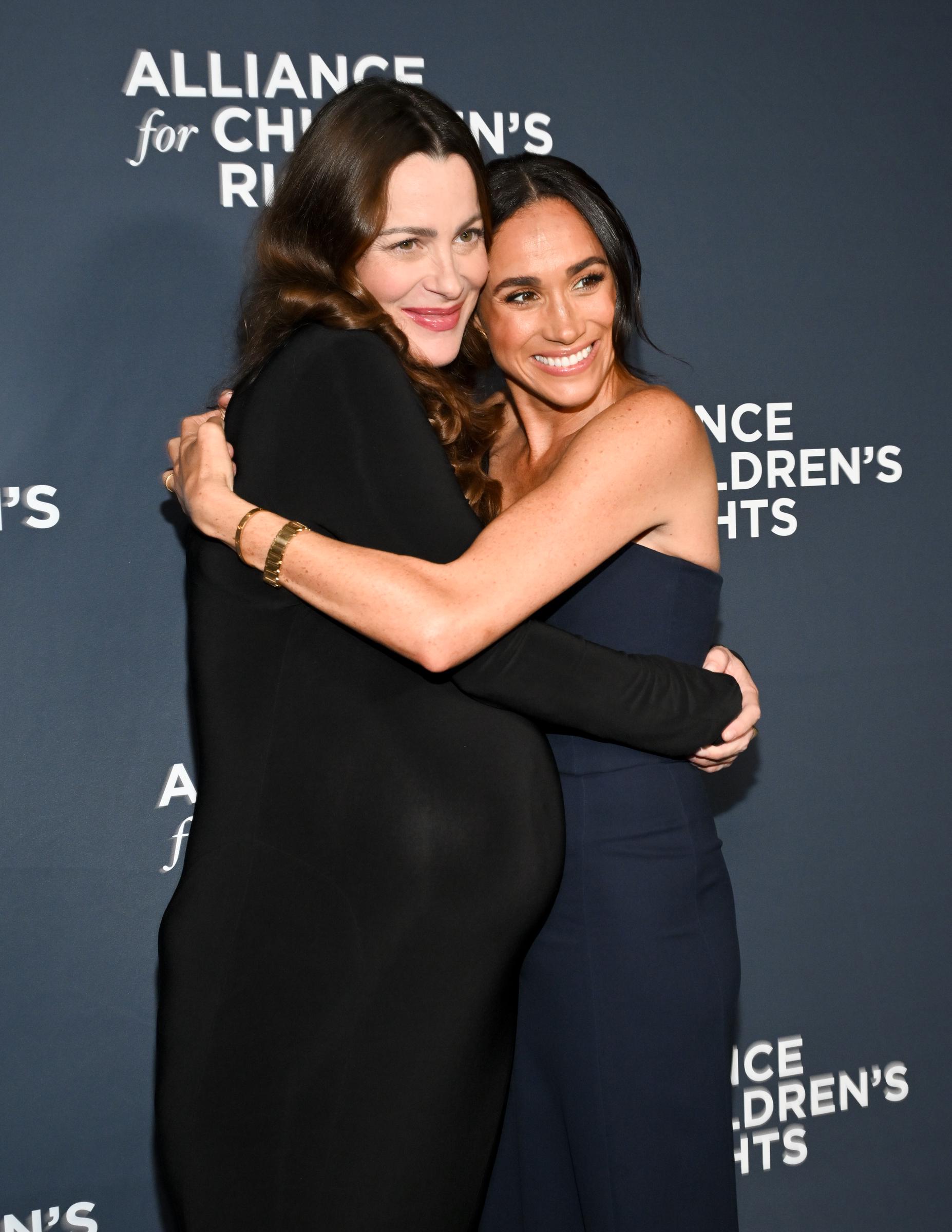 Meghan, Duchess of Sussex hugs Kelly McKee Zajfen | Source: Getty Images