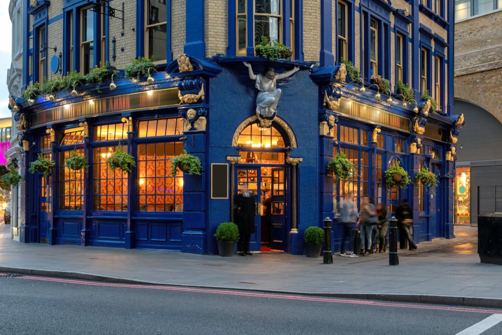 English traditional pub in central London, United Kingdom | Photo: Shutterstock/Lucky-photographer
