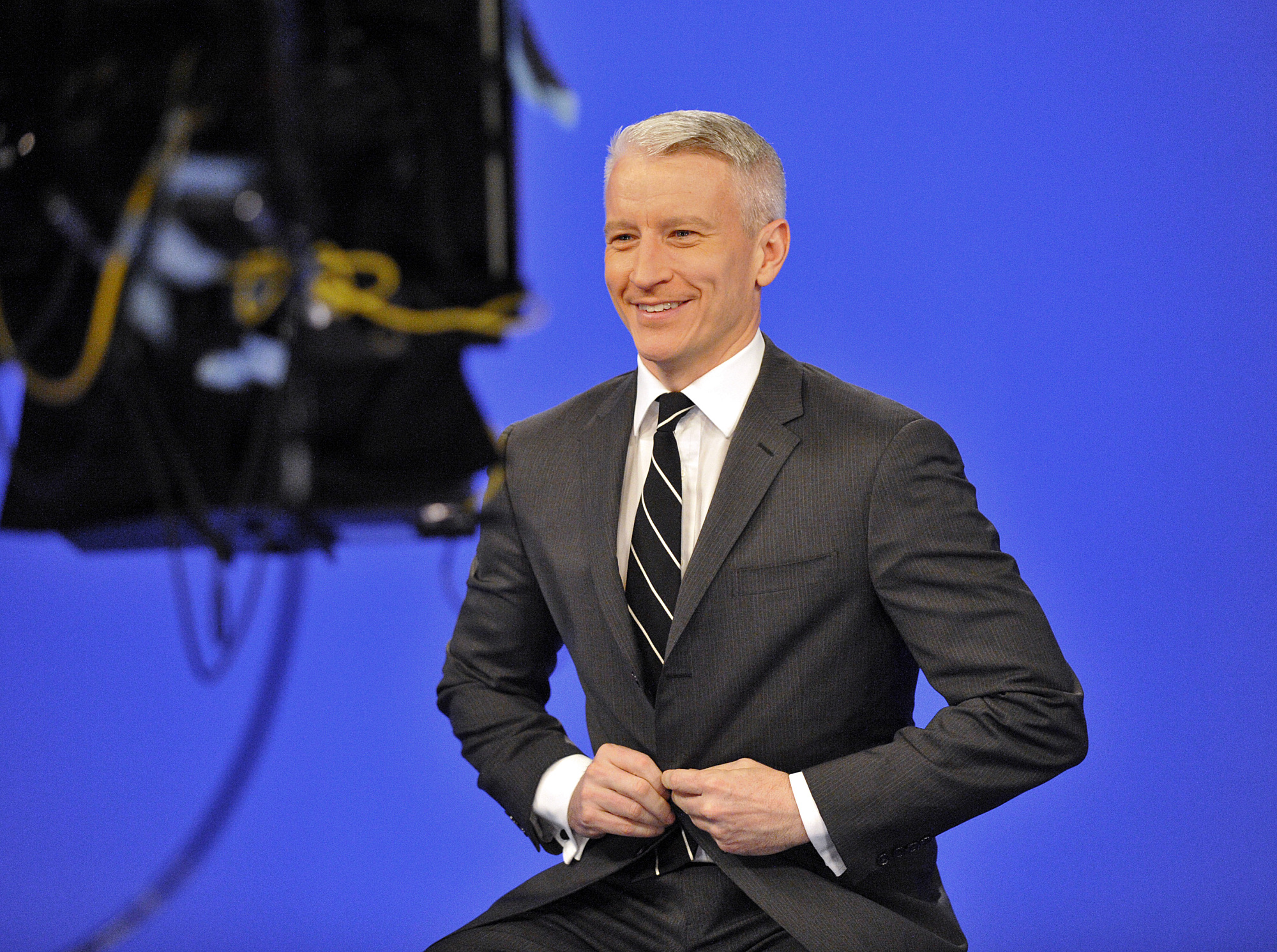 Anderson Cooper behind the scenes at "60 Minutes" in New York on March 24, 2010 | Source: Getty Images