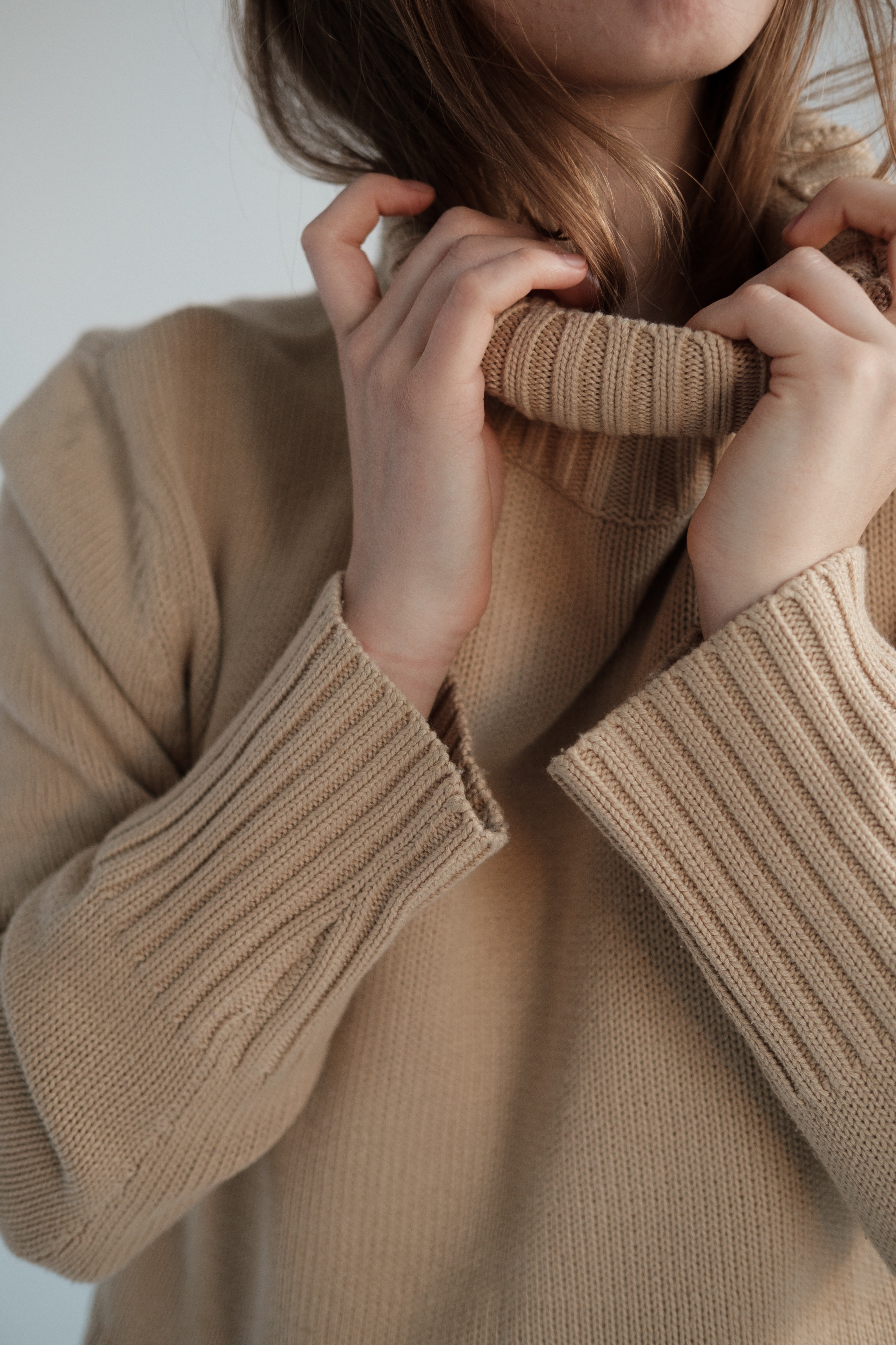 Lorraine hurriedly threw on a sweater before she marched to the front door. | Source: Pexels