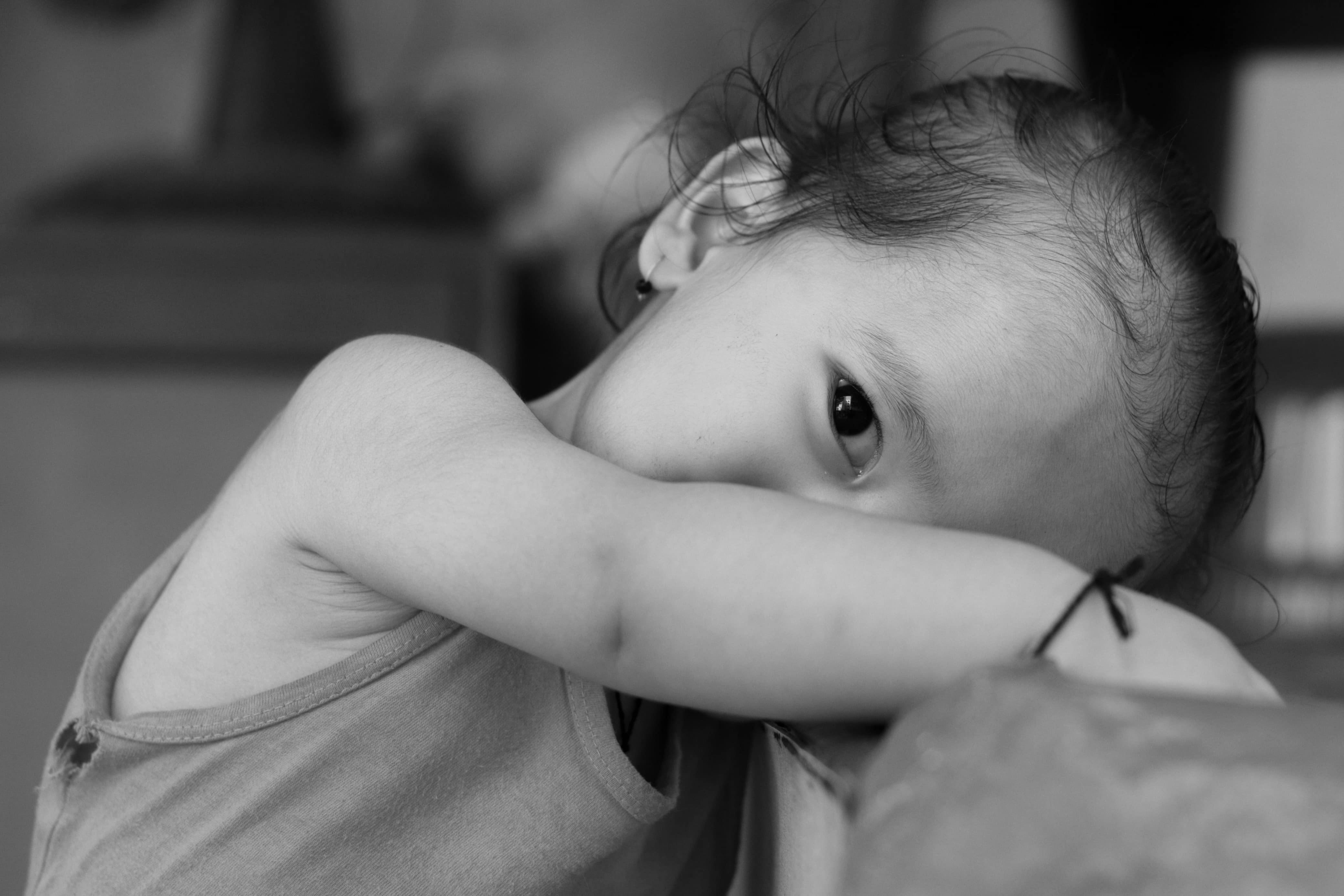Black and white shot of a small girl | Source: Pexels