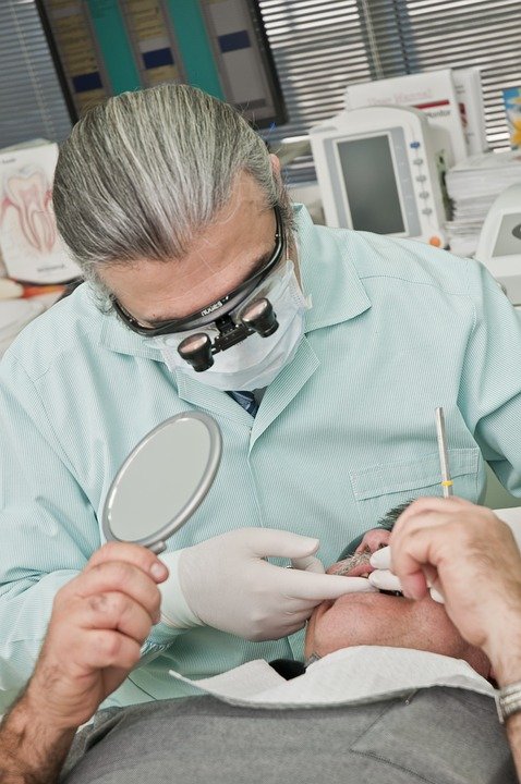 A dentist examining a patients teeth | Photo: Pixabay