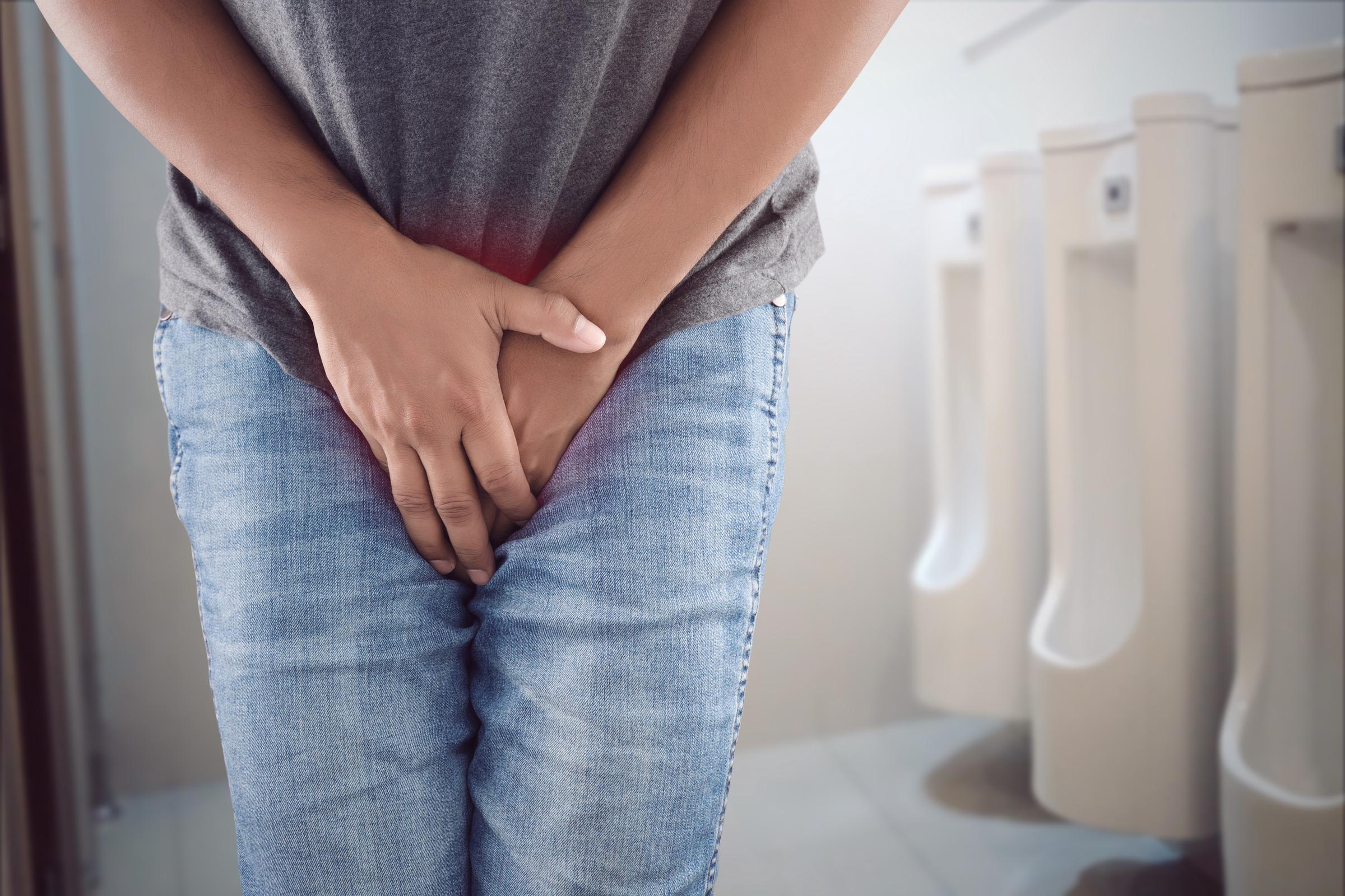 Man urgently holding his bladder, needing to urinate | Source: Getty Images