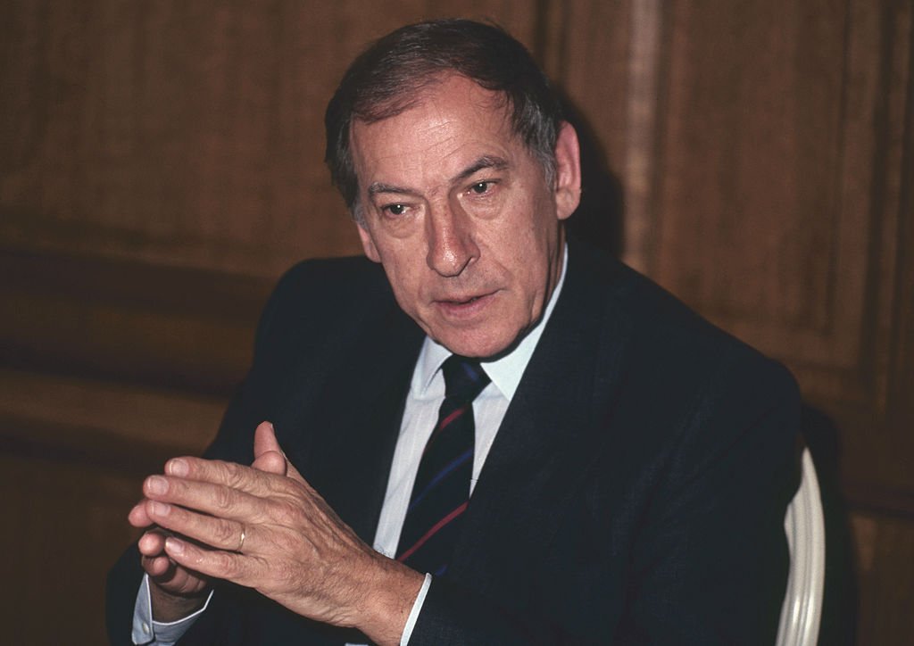 Roger Borniche, ancien inspecteur de police, auteur de best-sellers, au cours d'un dîner à Paris en France en 1989 | Photo : Getty Images