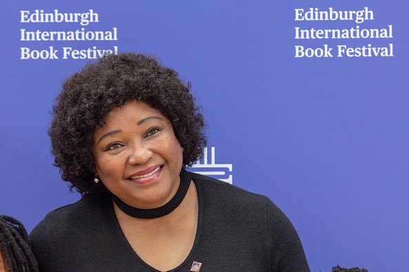 L'ambassadrice Zindziswa "Zindzi" Mandela assiste à une séance de photocall pendant le Festival international du livre d'Édimbourg. | Photo : Getty Images L'ambassadrice Zindziswa "Zindzi" Mandela assiste à une séance de photocall pendant le Festival international du livre d'Édimbourg. | Photo : Getty Images