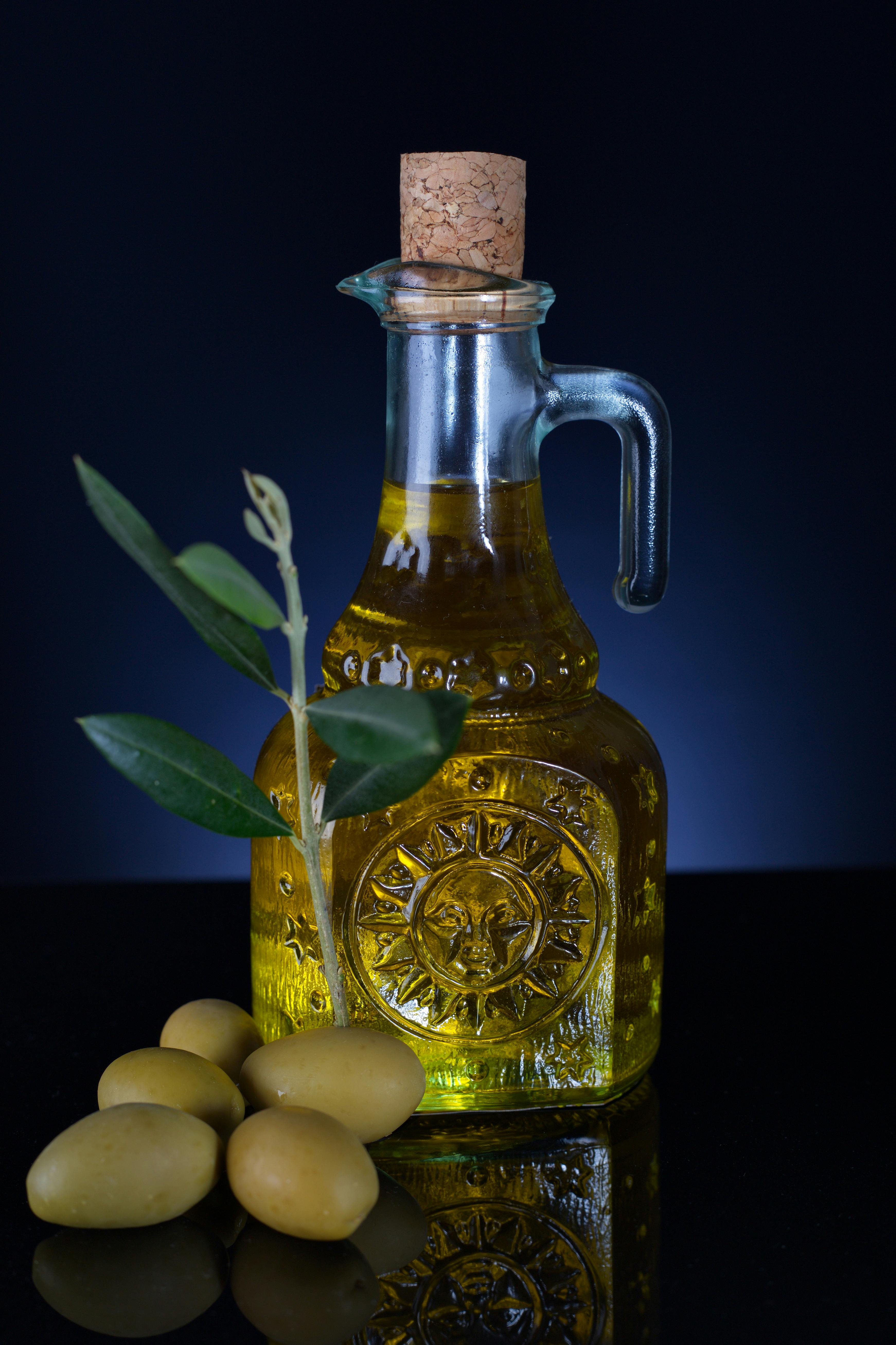 A bottle of extra virgin olive oil | Source: Pexels