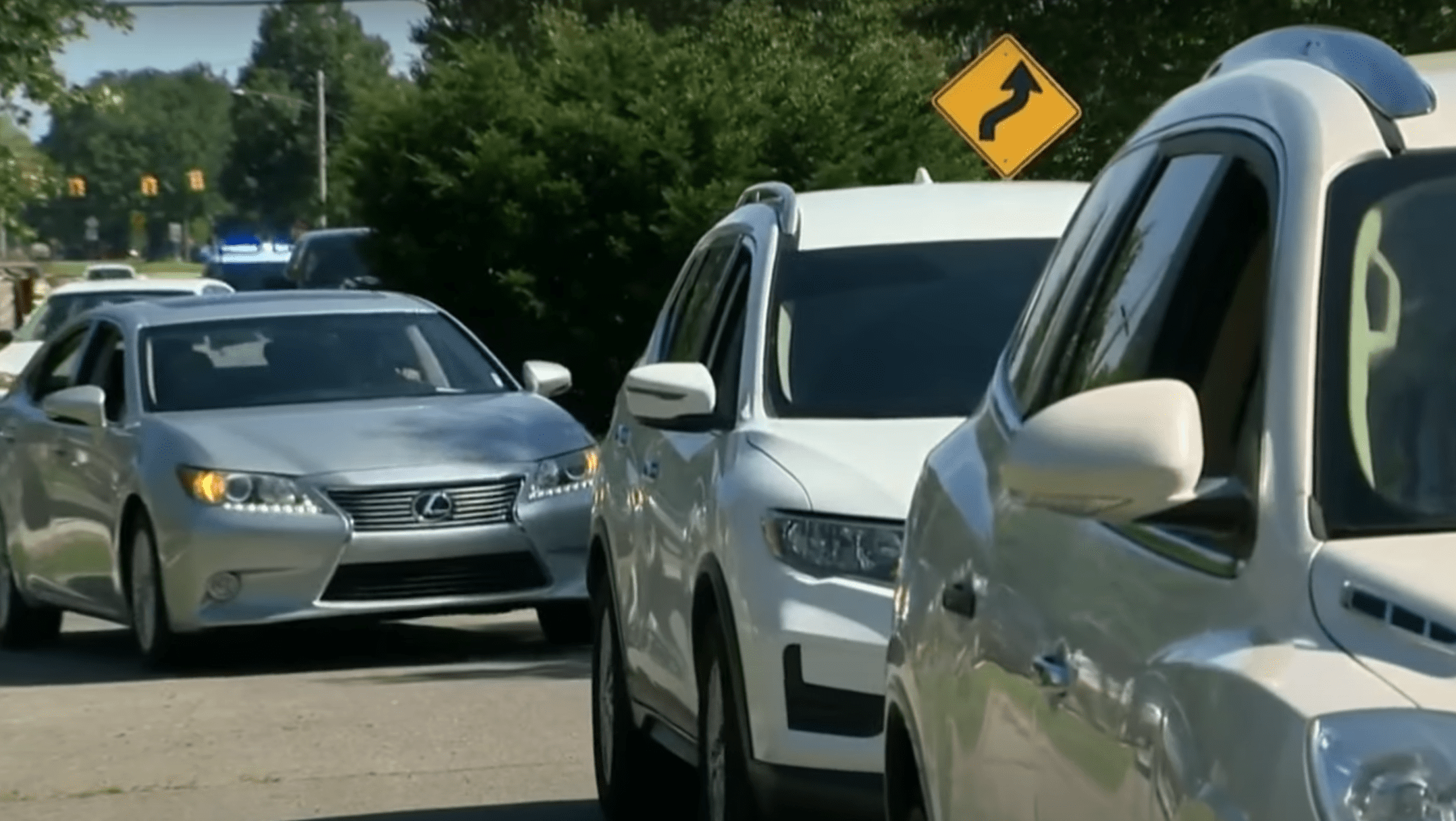 Neighbors drive in convey and hold a honking parade in honor of an elderly couple's 75th wedding anniversary | Photo: Youtube/Click On Detroit | Local 4 | WDIV