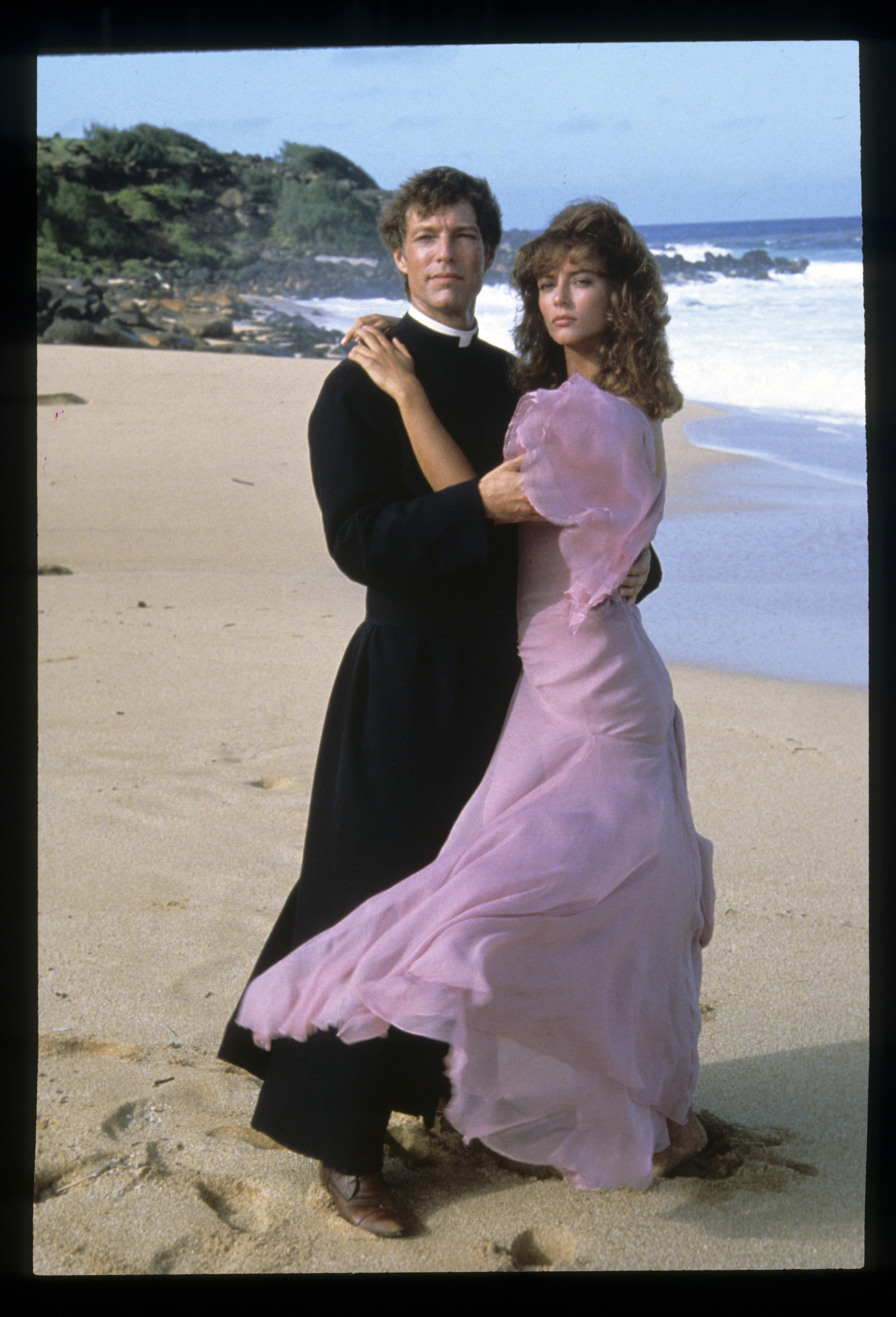 Richard Chamberlain and Rachel Ward on the set of "The Thorn Birds," 1983 | Source: Getty Images