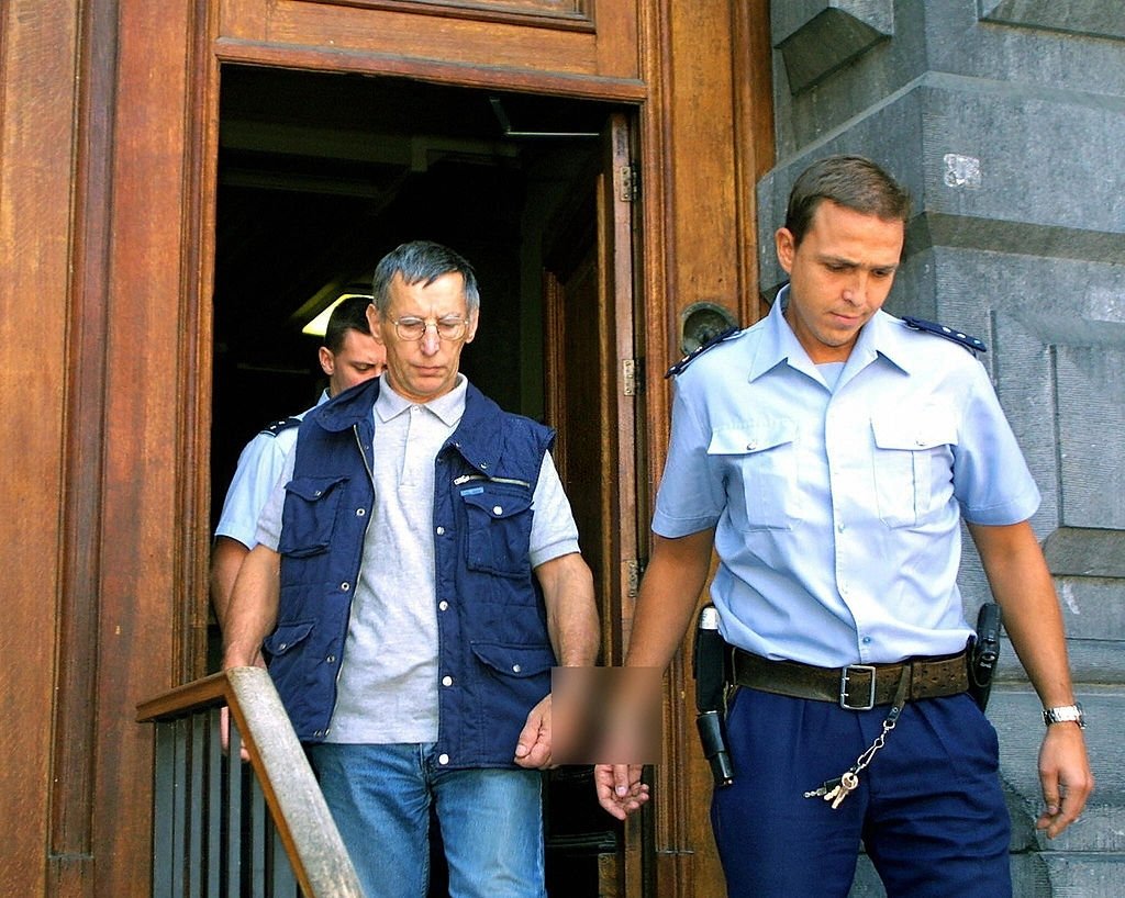 Michel Fourniret et un officier de police. | Photo : Getty Images
