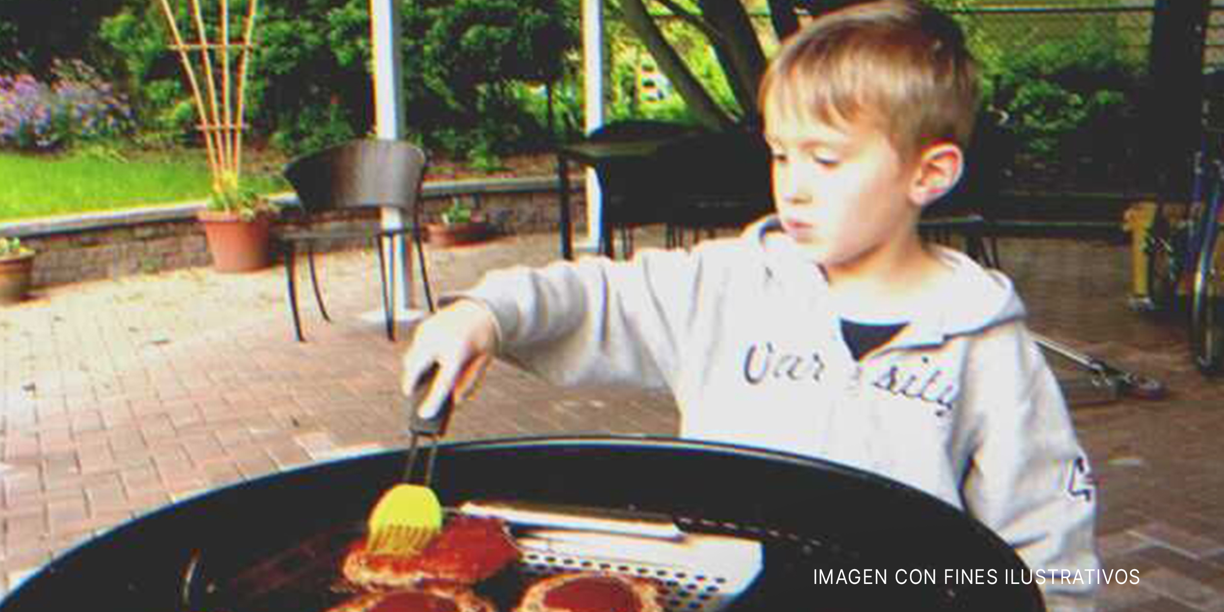 Niño frente a una barbacoa. | Foto: Flickr.com/Jason Lander (CC BY 2.0)