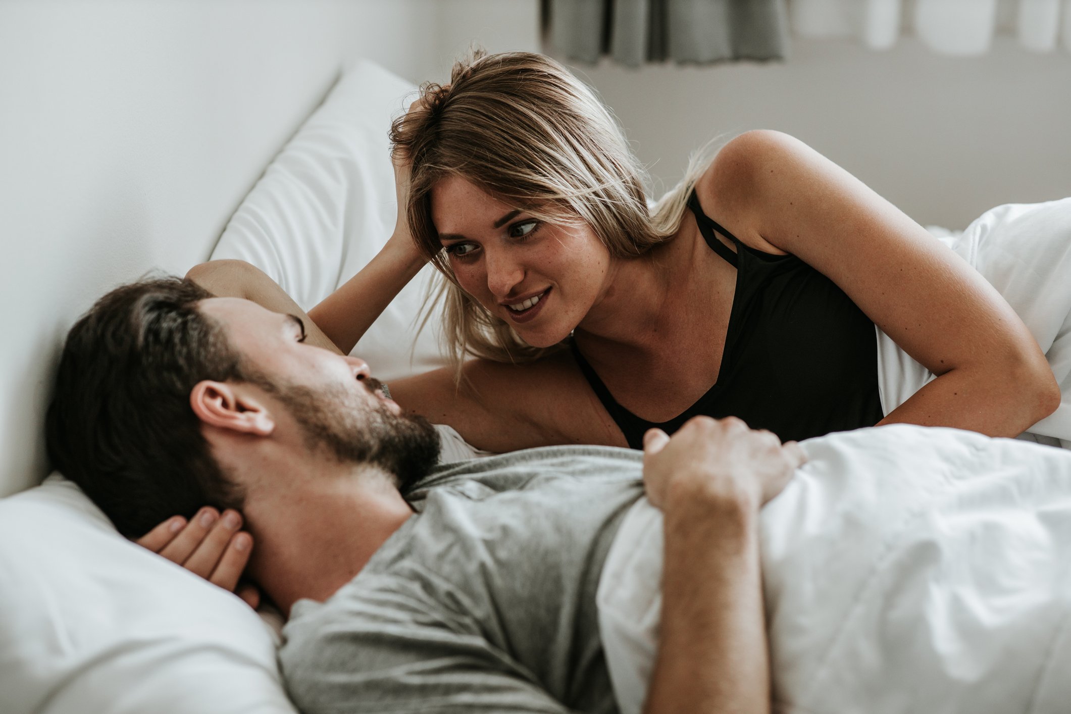 Glückliches verliebtes Paar im Bett. Quelle: Getty Images