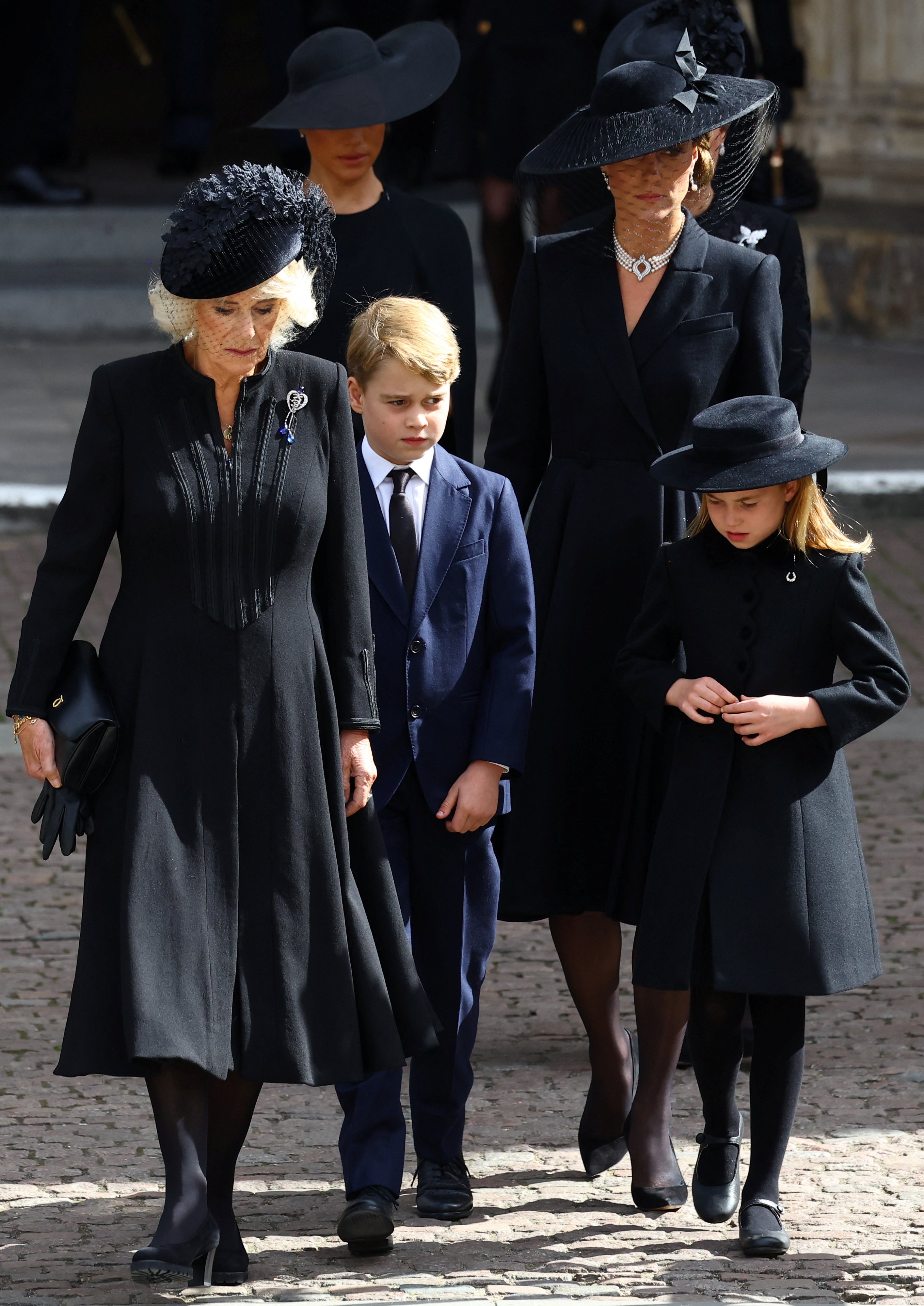 Queen Consort Camilla, Kate Middleton, Prinz George, Prinzessin Charlotte und Meghan Markle in London 2022 | Quelle: Getty Images  