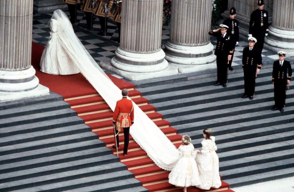 Lady Di entrando a la catedral de San Pablo con su vestido de novia el 29 de julio de 1981. | Foto: Getty Images