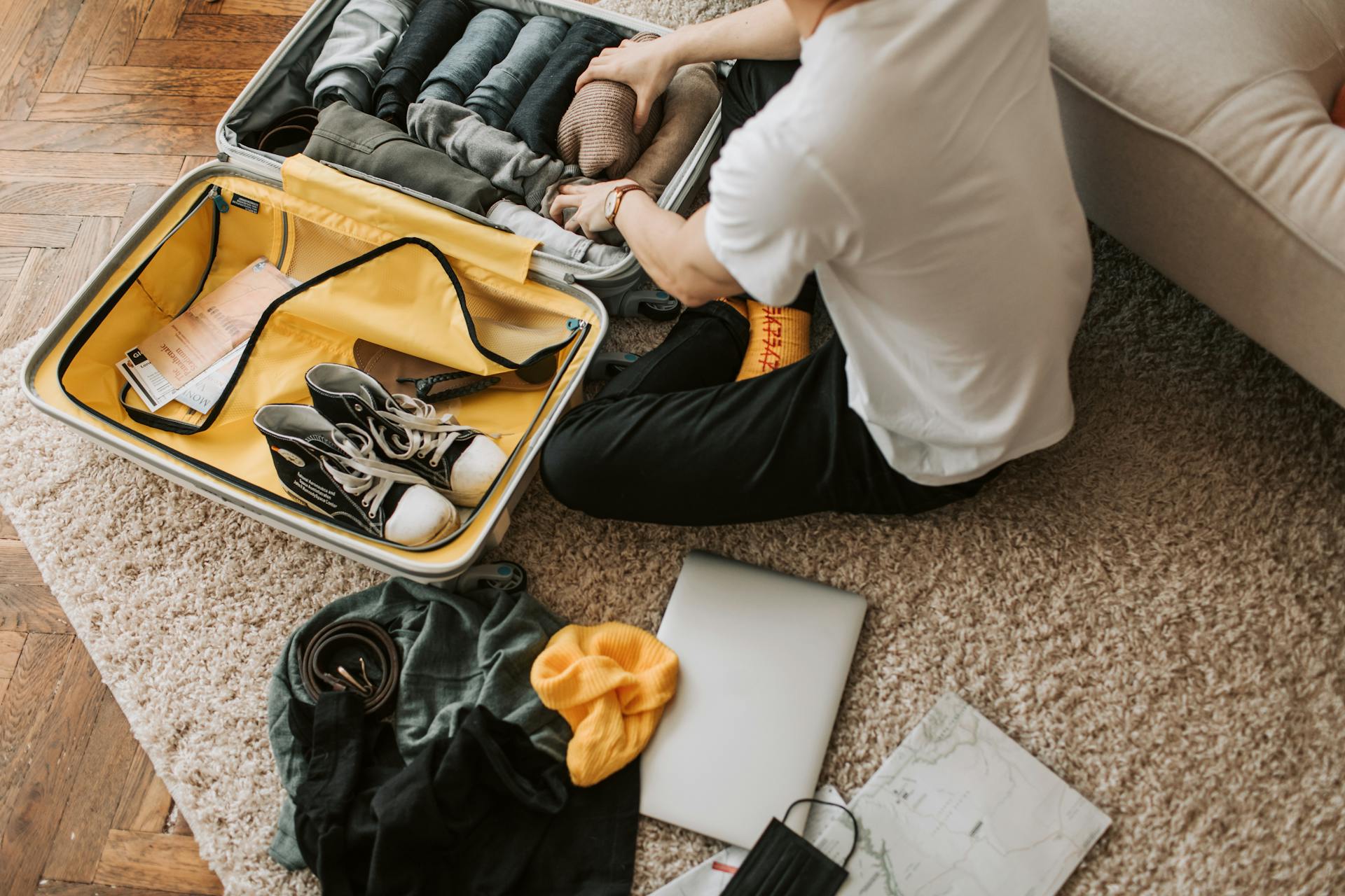 A man packing his suitcase | Source: Pexels