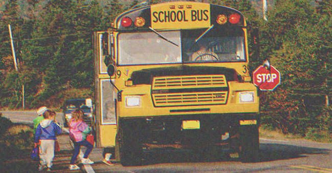 Niños suben a un autobús escolar. | Foto: Shutterstock
