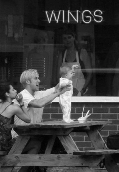 Ryan Gosling and Eva Mendes with their child | Source: Instagram.com/Evamendes