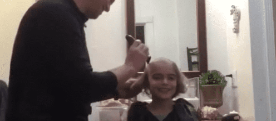 Shawn McPherson, el padre de Kayla, le afeita el pelo. | Foto: Youtube.com/Inside Edition