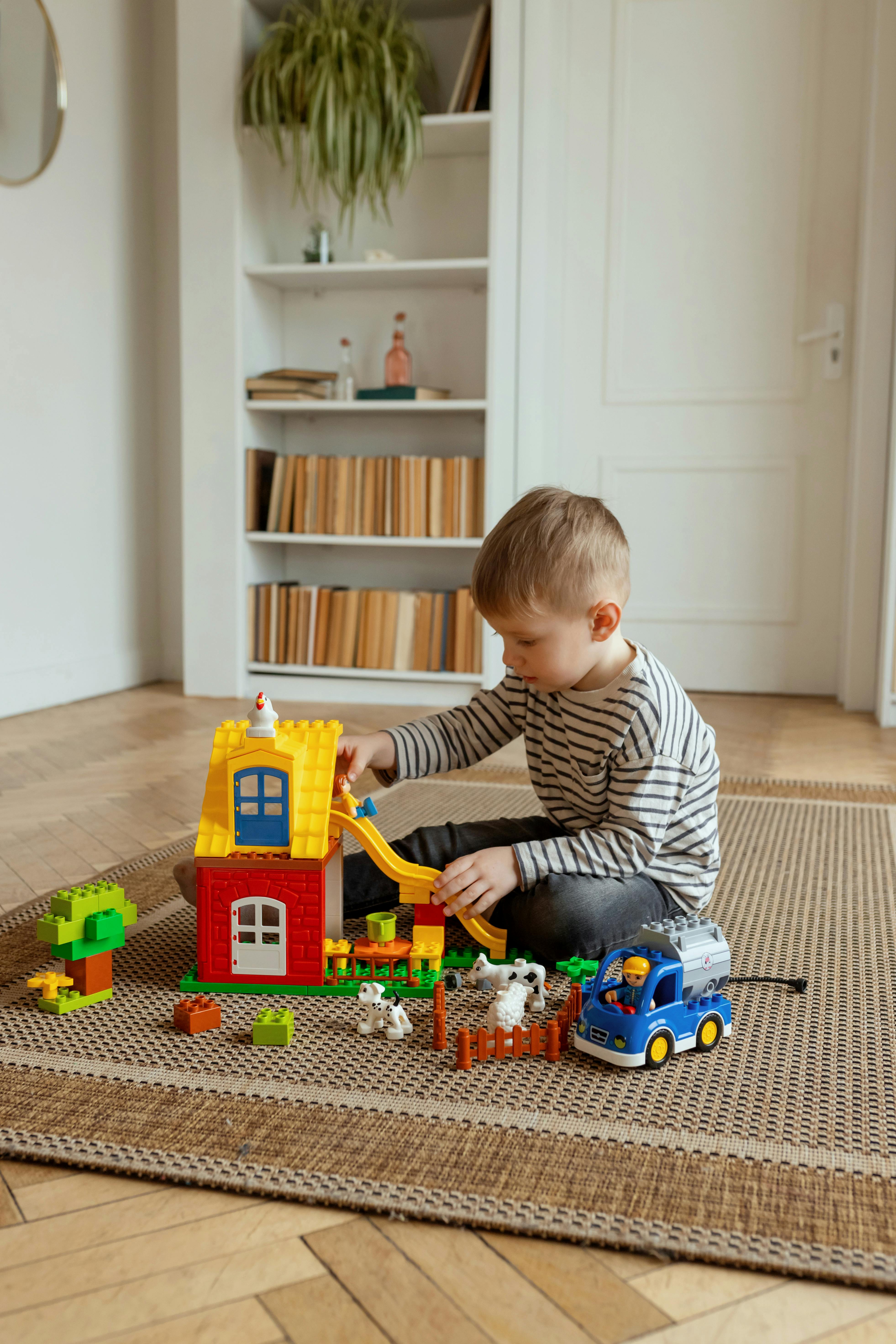 A little boy playing with toys | Source: Pexels