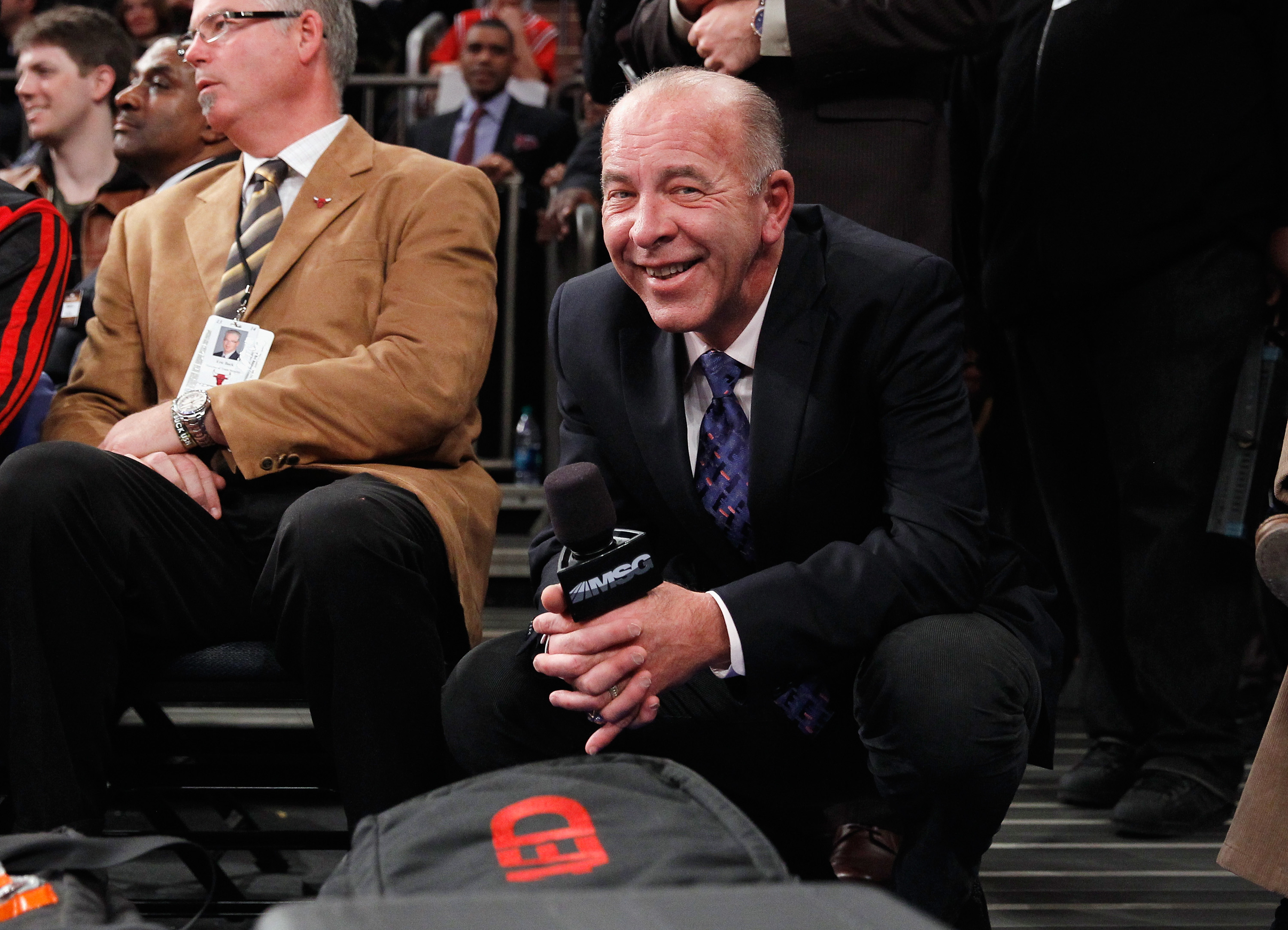 Al Trautwig covers the game between the New York Knicks and Chicago Bulls at Madison Square Garden in New York City on December 11, 2013 | Source: Getty Images