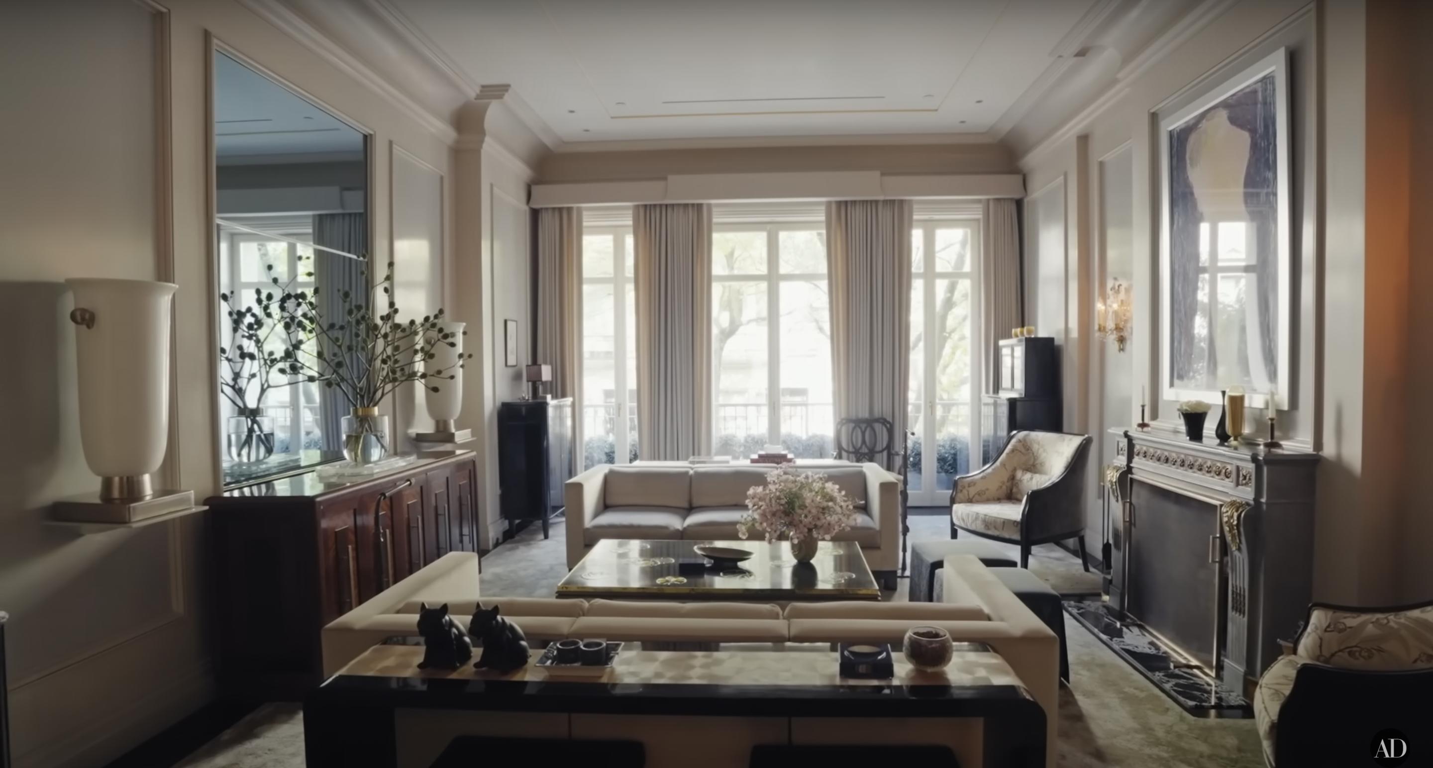 Kelly Ripa and Mark Consuelos' New York living room, dated December 10, 2024 | Source: YouTube/@Archdigest