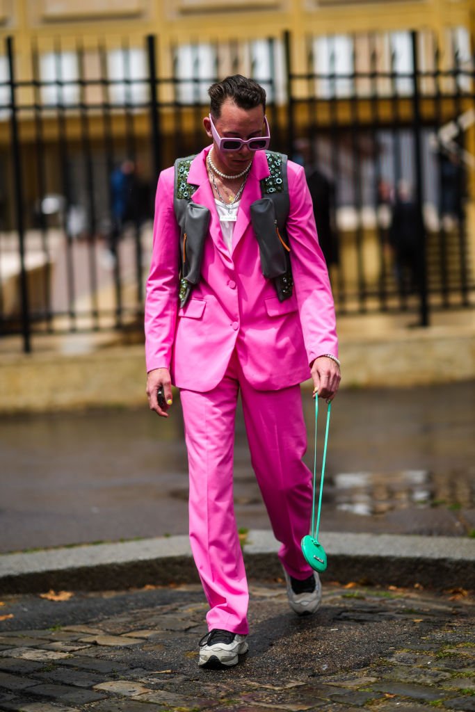 A guest in pink at the Paris Fashion Week on June 26, 2021 | Source: Getty Images