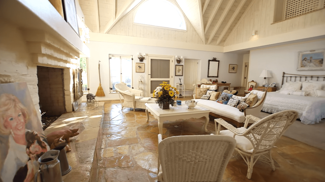 Inside Doris Day's California Mansion |  Photo: Youtube / Darren Julien