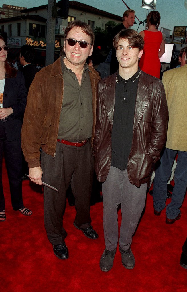 John Ritter and his son, Jason John Ritter at the Mann's Village Theater, circa 1998. | Source: Getty Images