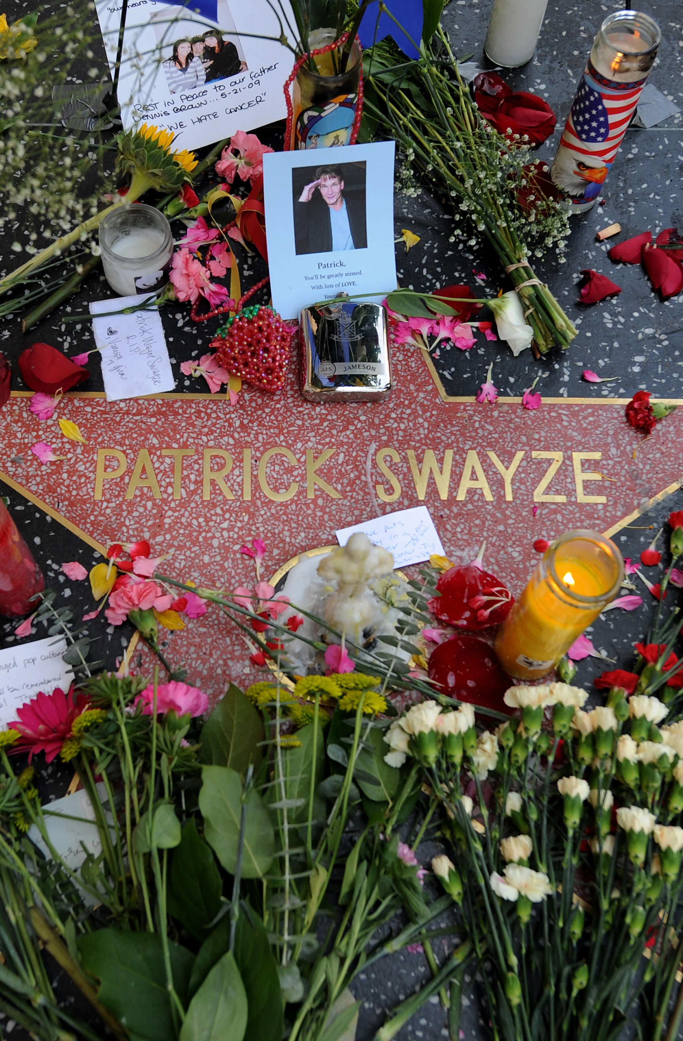 A memorial site on Patrick Swayze's Hollywood "Walk of Fame" star following his death in Los Angeles, on September 15, 2009. | Source: Getty Images