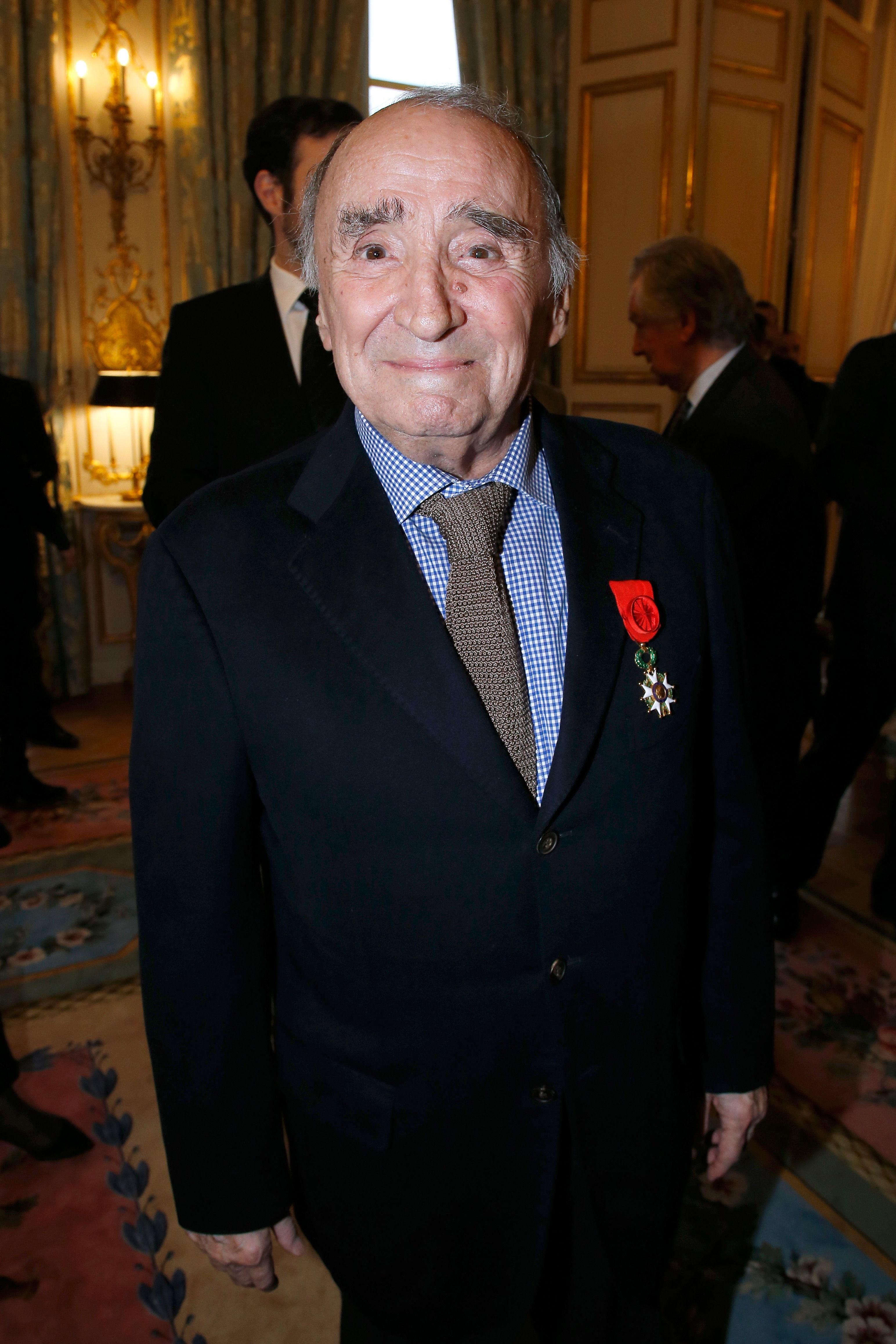 Claude Brasseur décoré Officier de la Légion d'Honneur le 13 mars 2017 à Paris. l Source : Getty Images