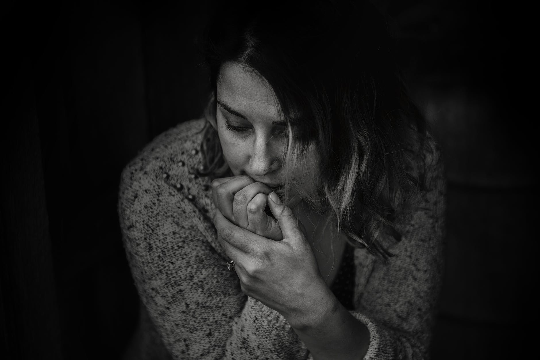 A black-and-white photo of a worried young woman. | Photo: Pexels