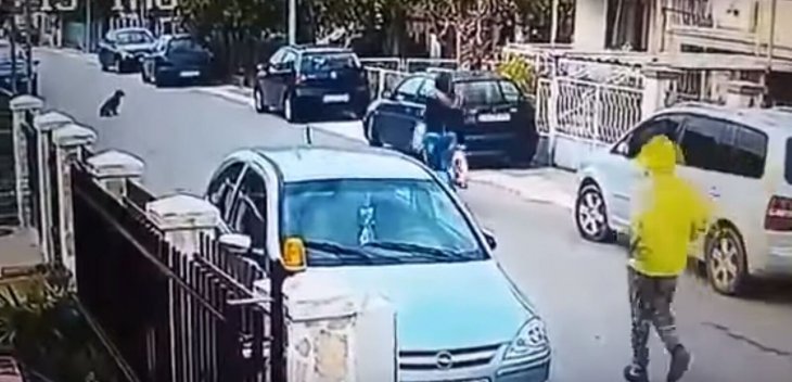 El hombre de capucha acecha a su víctima para atracarla. Fuente: YouTube / Fresh Tube Media