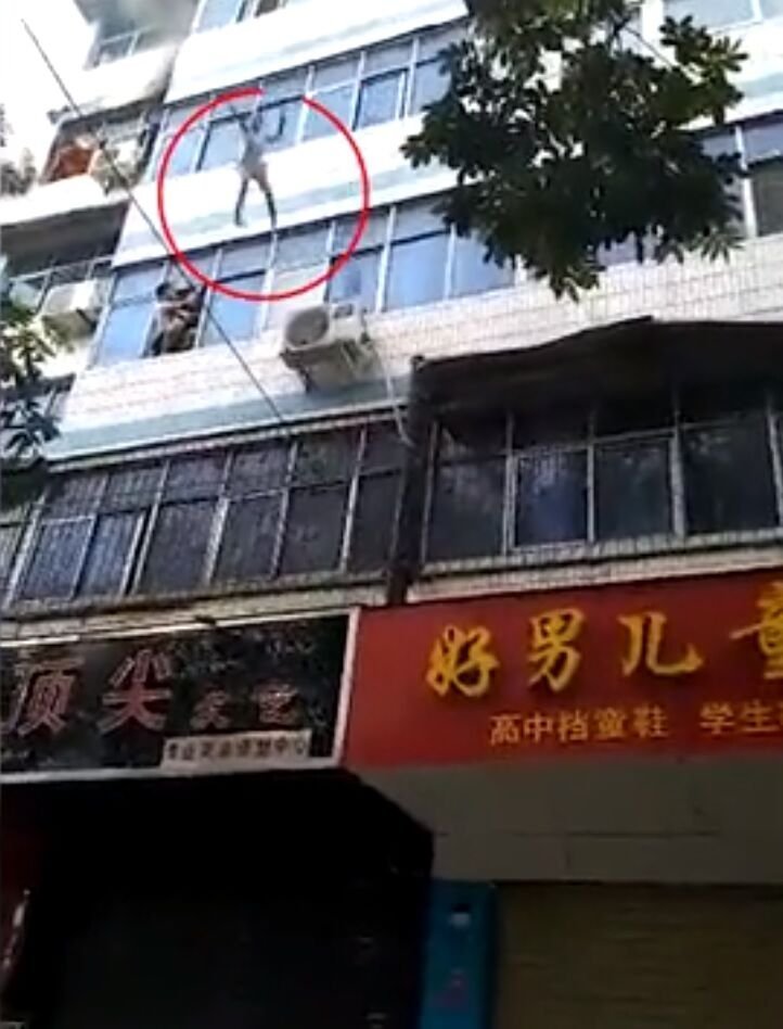 Niña cae de edificio en llamas. | Foto: YouTube/New York Post