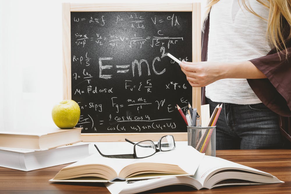 Maestra dando clases. │Imagen tomada de: Pexels Maestra dando clases. │Imagen tomada de: Pexels