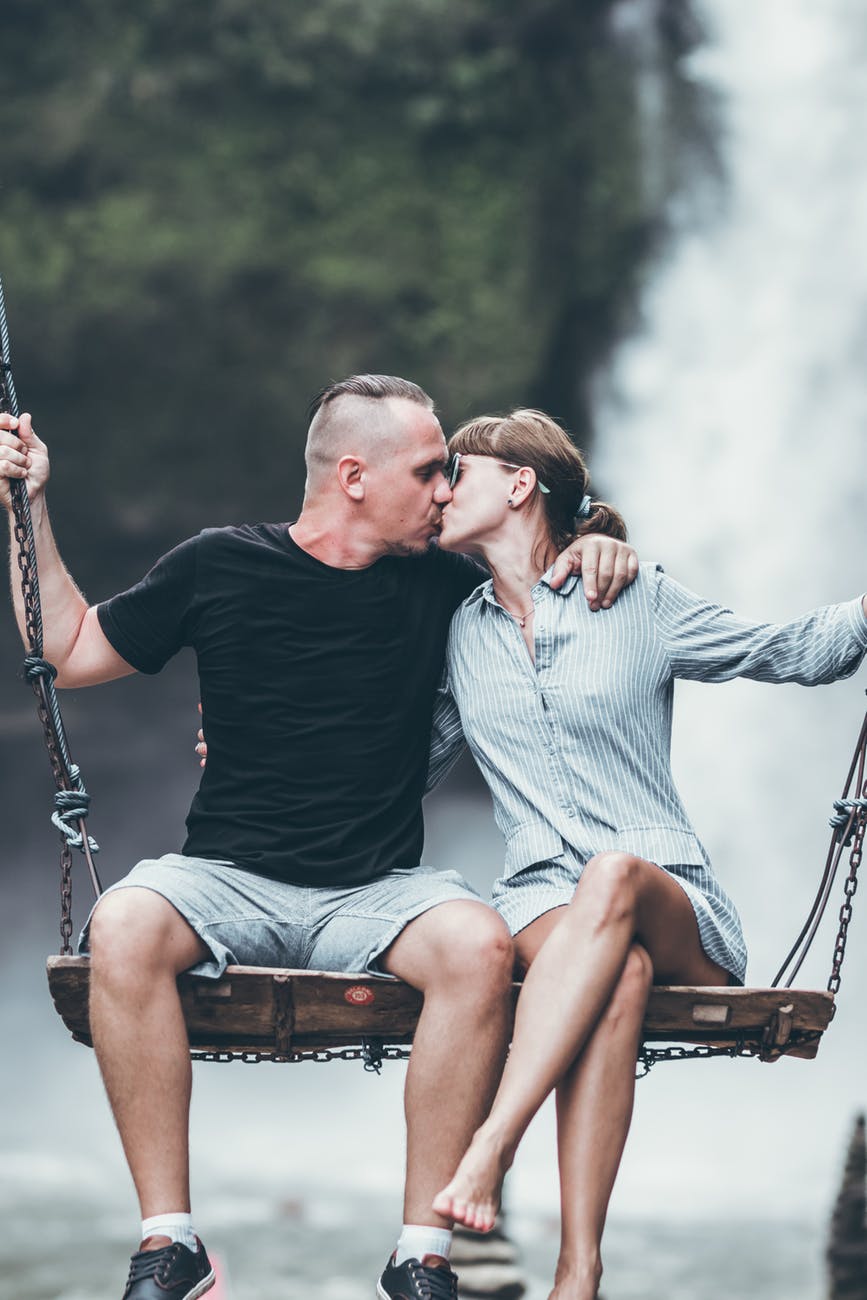 A couple sharing a kiss during their honeymoon. | Source: Pexels