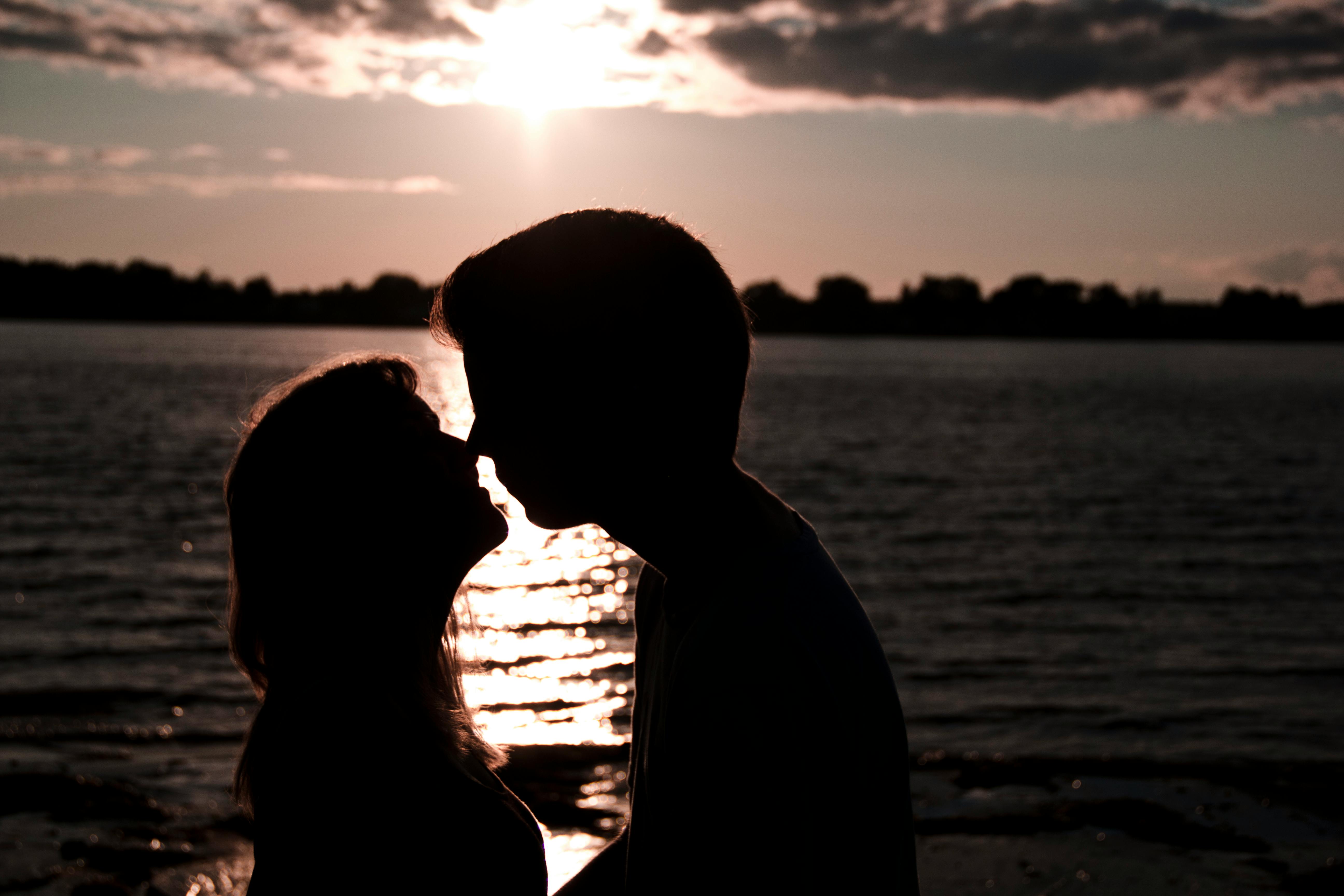 A silhouette photo of a man and a woman kissing | Source: Pexels