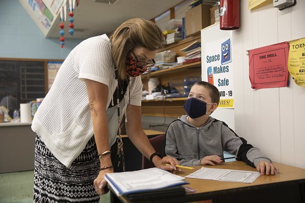 Des élèves du primaire assistent aux cours. | Photo : Getty Images