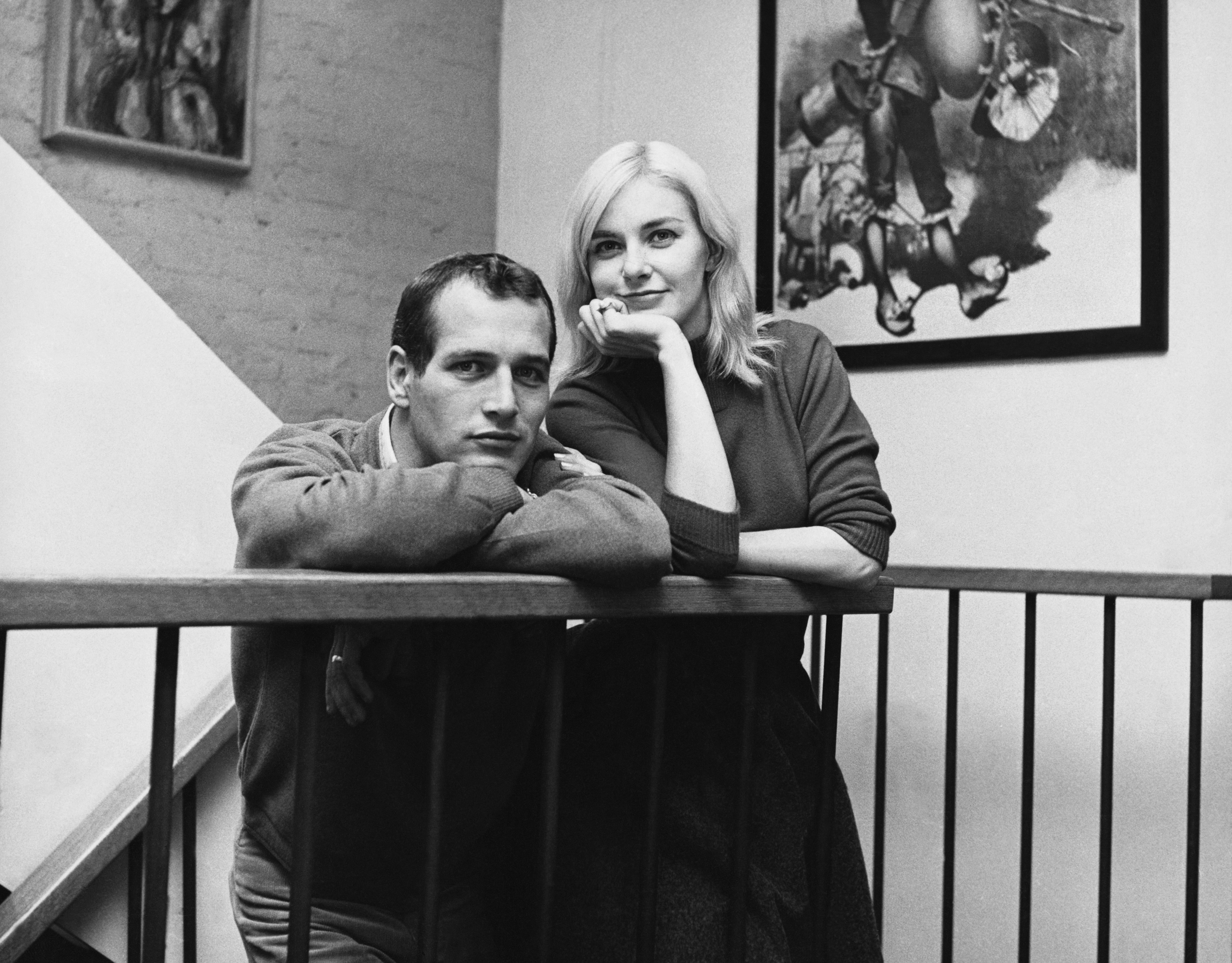 Paul Newman and Joanne Woodward at home in their Greenwich Village apartment, New York, New York, circa 1961 | Source: Getty Images